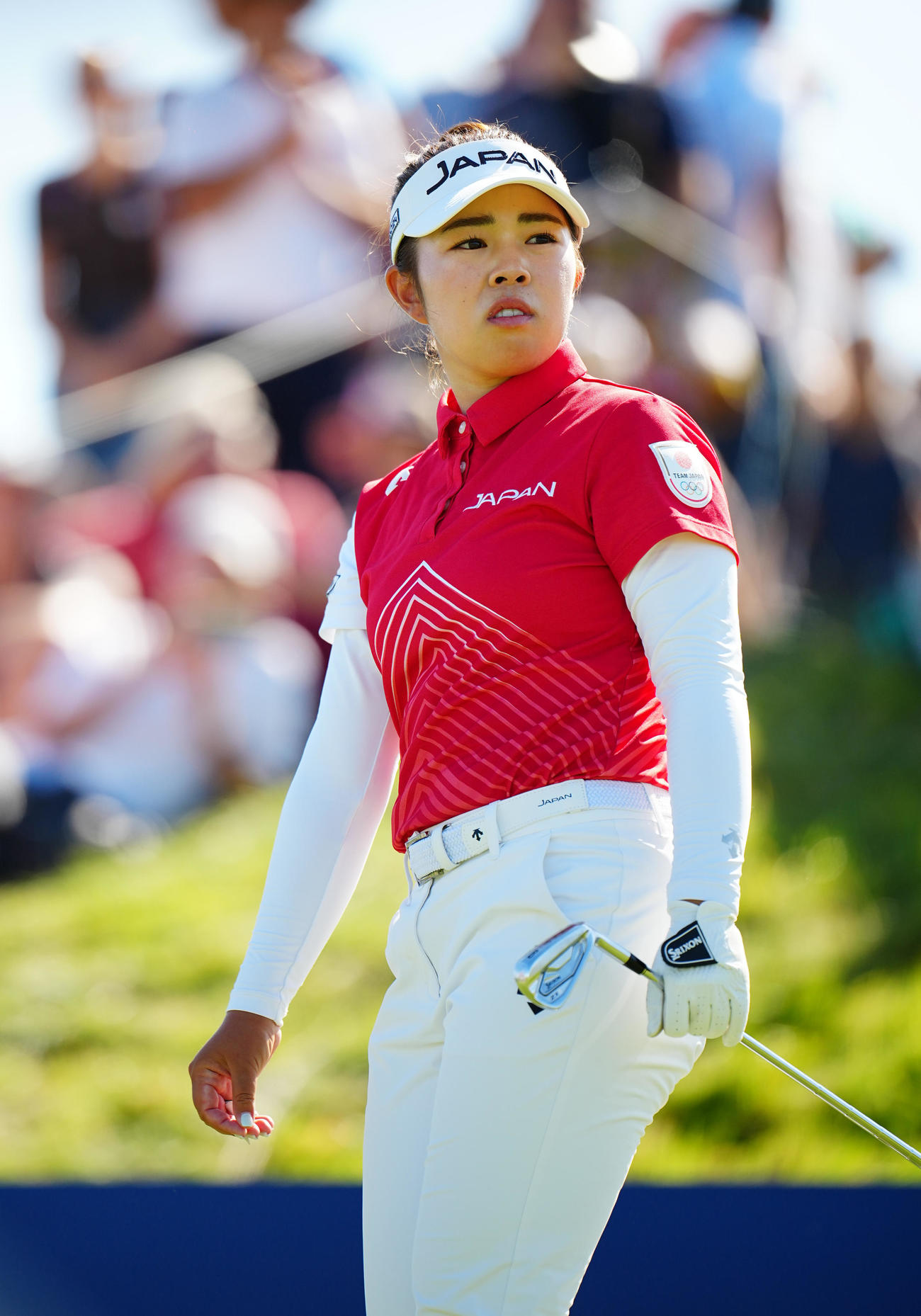 女子ゴルフ最終日、16番、ティーショットを放つも池に落としさえない表情の山下（撮影・垰建太）
