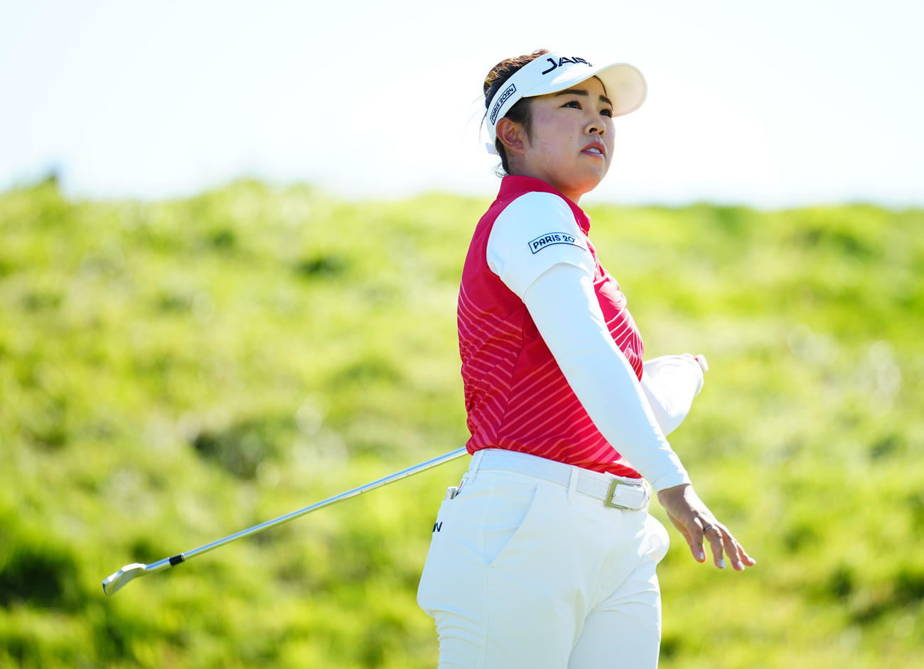 女子ゴルフ最終日、16番、ティーショットを放つも池に落とす山下（撮影・垰建太）