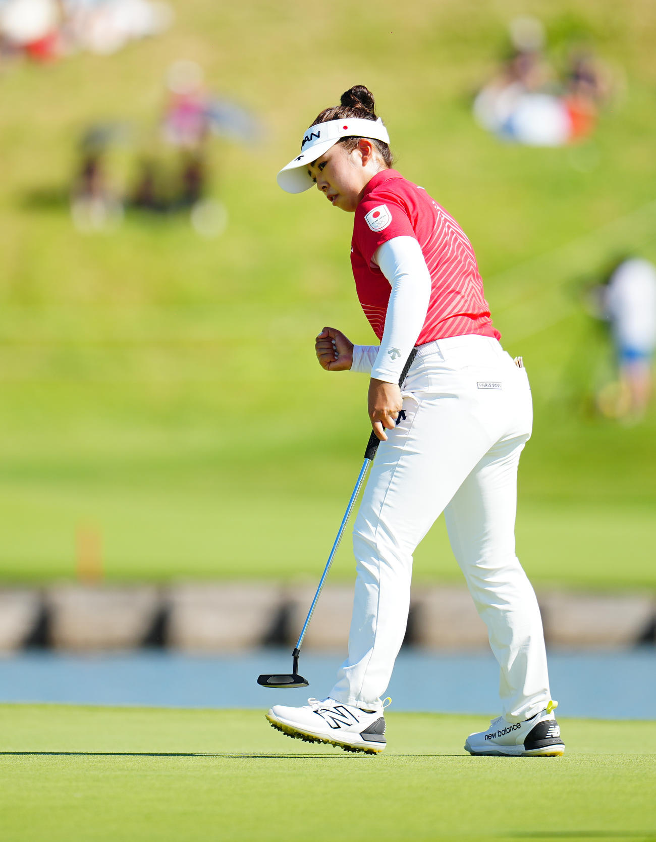 女子ゴルフ最終日、15番、バーディーパットを沈めガッツポーズの山下（撮影・垰建太）