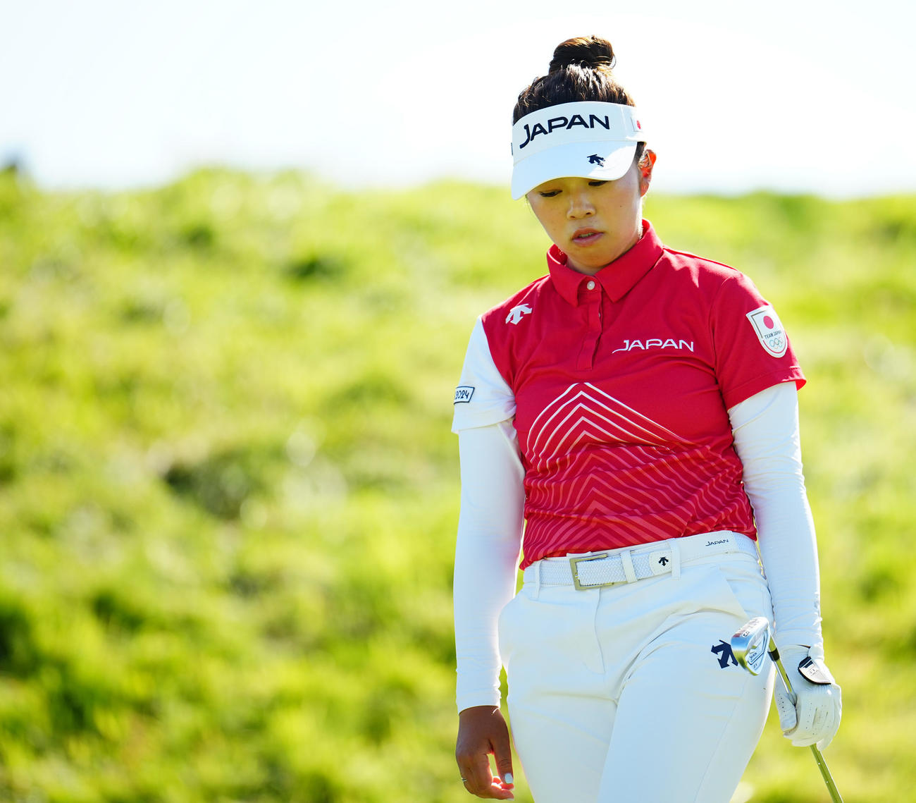 女子ゴルフ最終日、16番、ティーショットを放つも池に落としうつむく山下（撮影・垰建太）