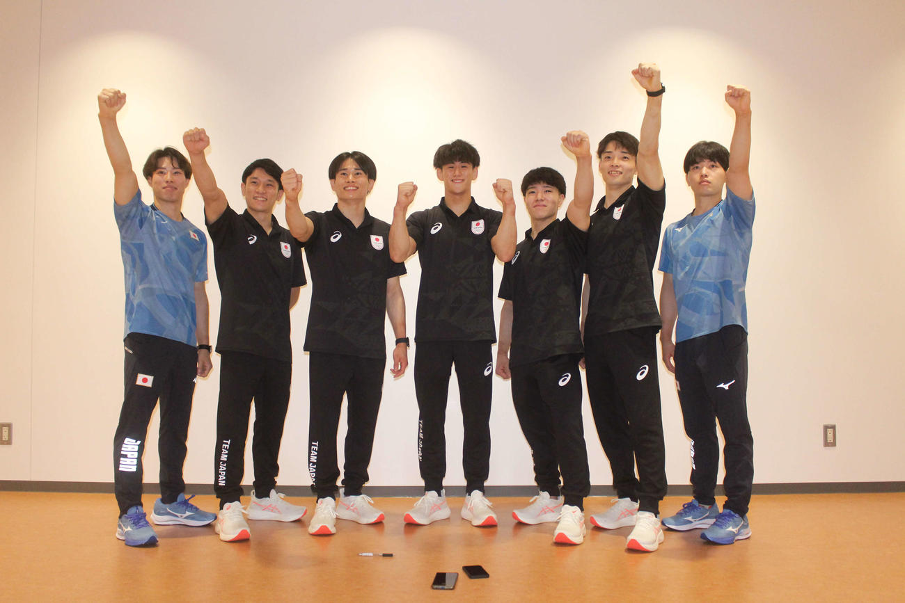 パリへ出発する体操男子日本代表。左から土井、谷川、萱、橋本、岡、杉野、三輪