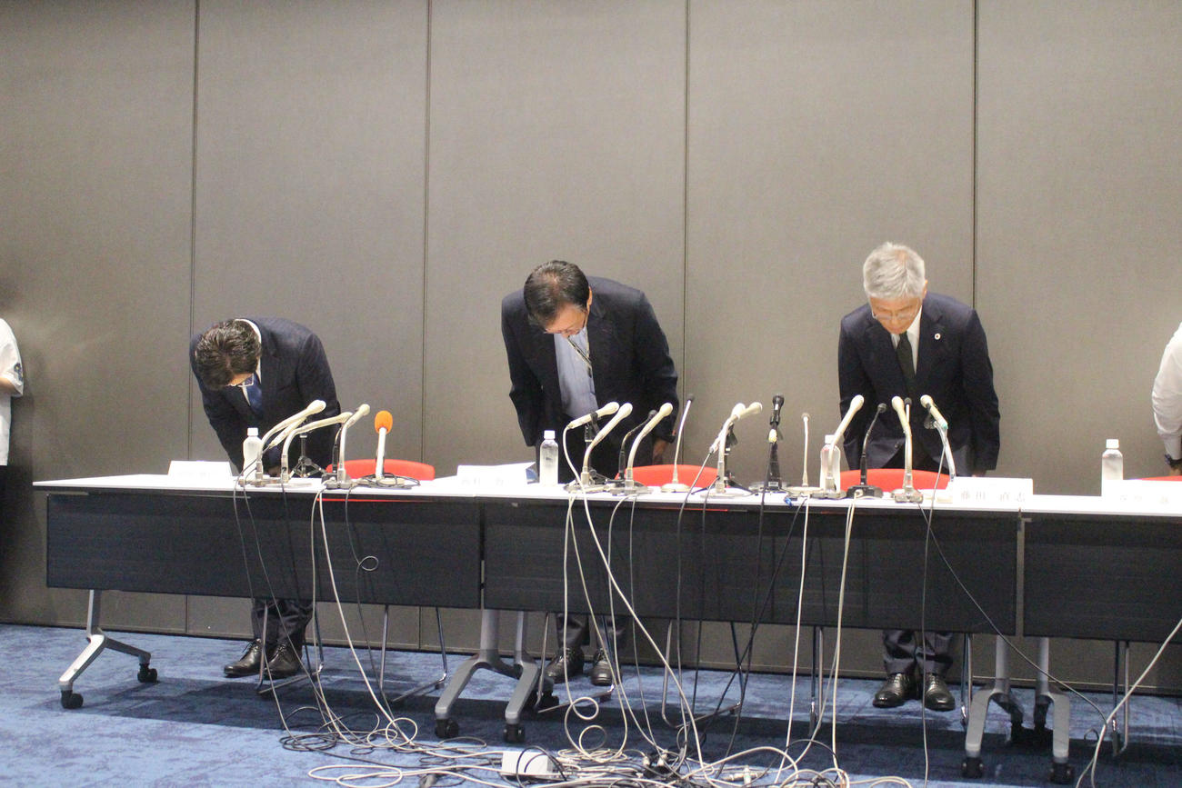 会見の冒頭で頭を下げる原田監督、西村専務理事、藤田会長