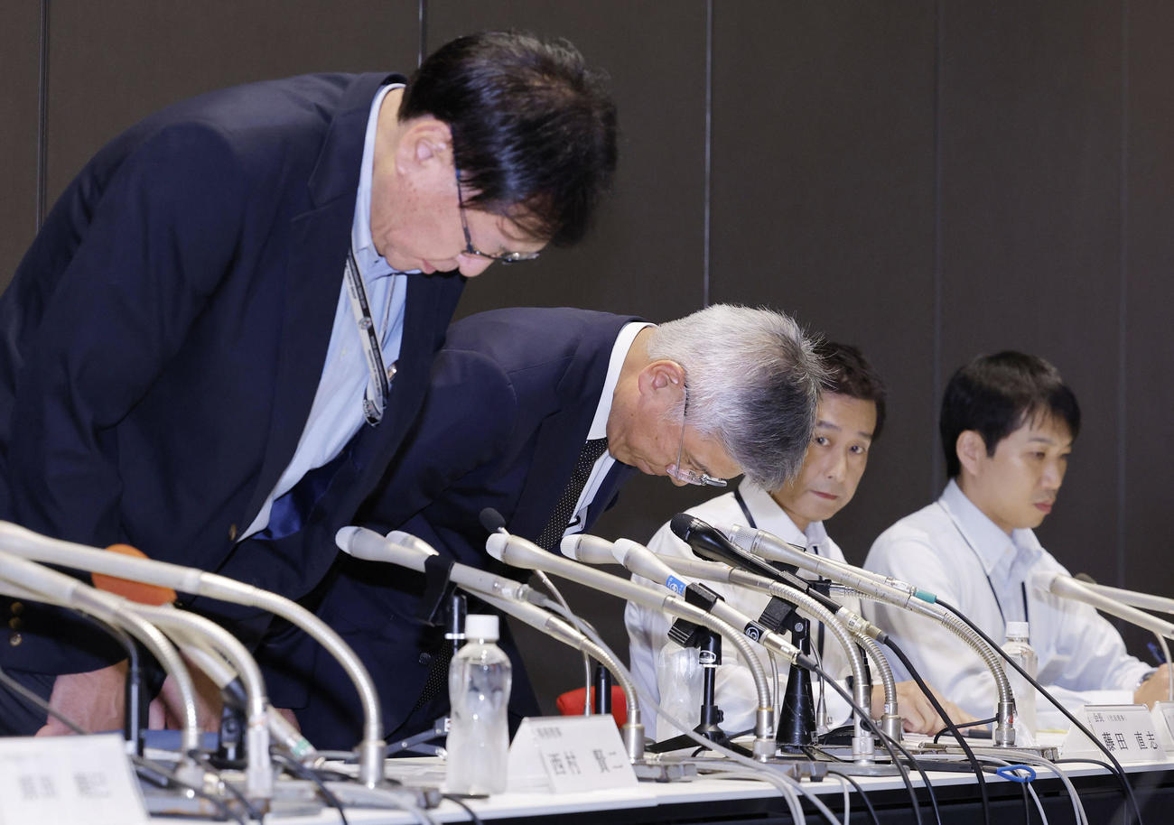 体操女子パリ五輪日本代表の宮田笙子選手の喫煙疑惑に関し、記者会見で頭を下げる日本体操協会の藤田直志会長（左から2人目）ら（共同）