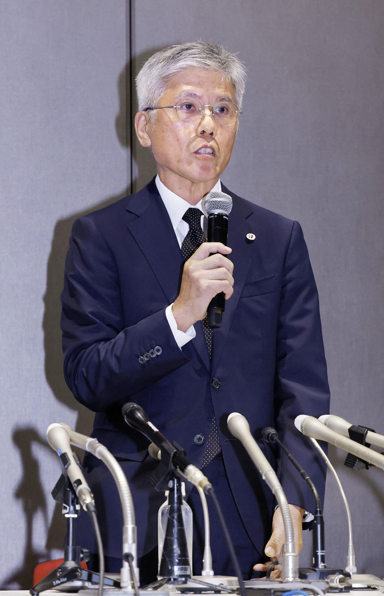 体操女子パリ五輪日本代表の宮田笙子選手の喫煙疑惑に関し、記者会見する日本体操協会の藤田直志会長（共同）