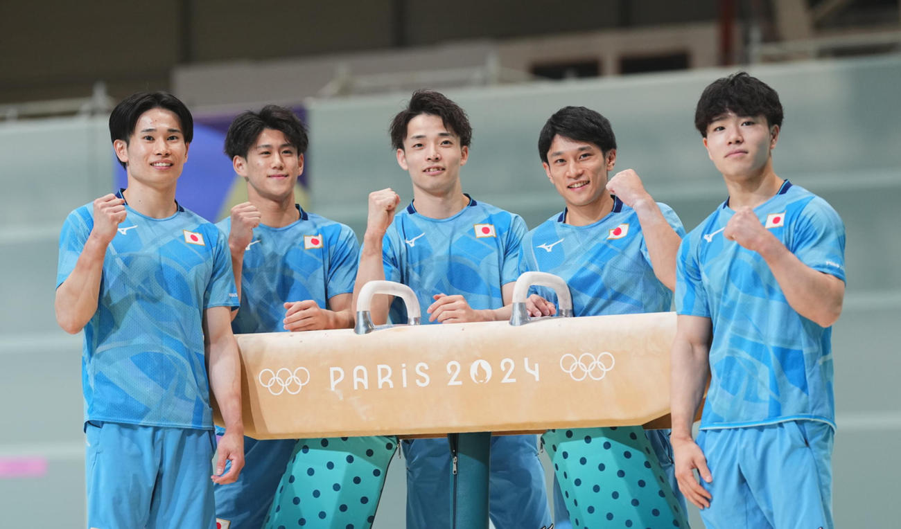 パリ五輪　練習を終え写真に納まる体操男子日本代表の選手たち。左から萱和磨、橋本大輝、杉野正尭、谷川航、岡慎之助（撮影・垰建太）