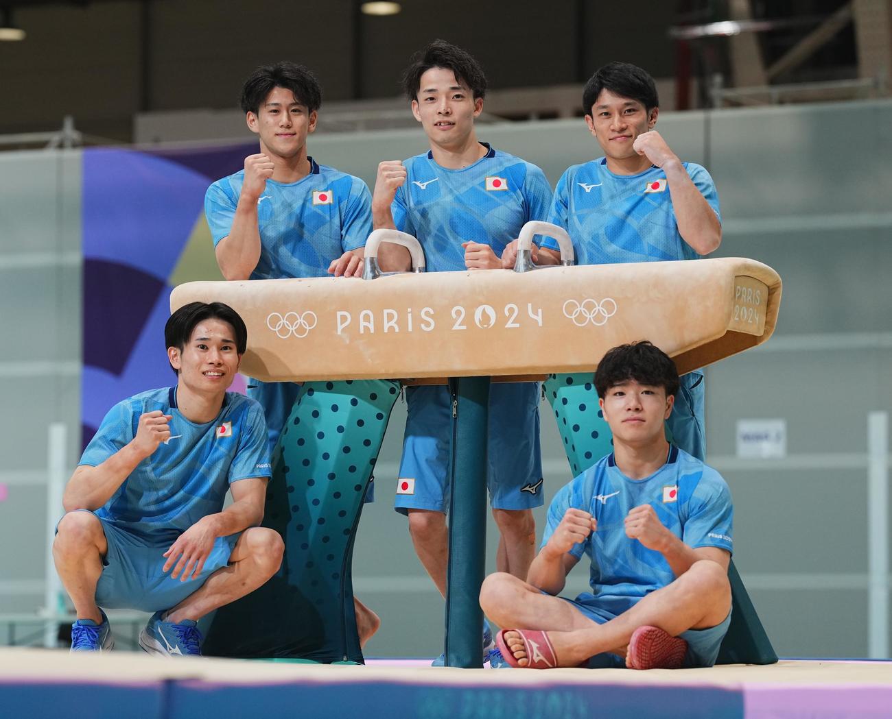 パリ五輪　練習を終え写真に納まる体操男子日本代表の選手たち。前列左から萱和磨、岡慎之助、後列左から橋本大輝、杉野正尭、谷川航（撮影・垰建太）