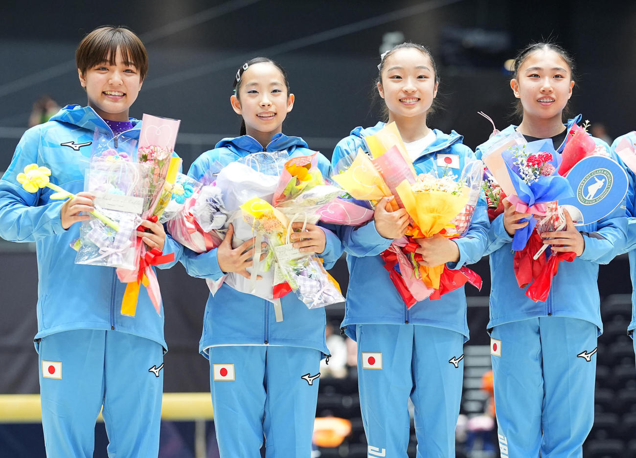 パリ五輪女子日本代表に選ばれ笑顔で写真に納まる、左から牛奥、中村、岡村、岸（2024年5月撮影）