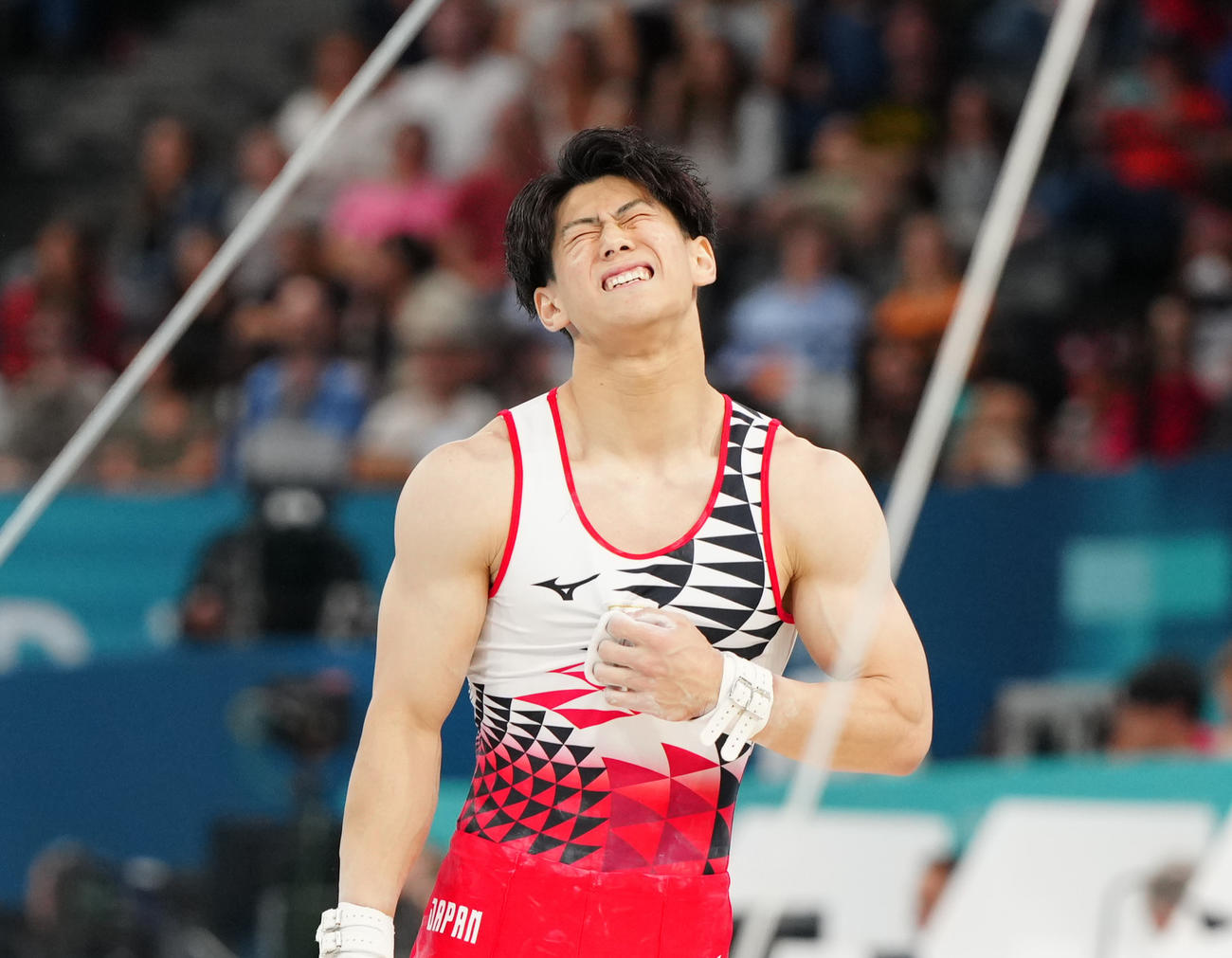 体操男子予選の鉄棒で着地に失敗した橋本（撮影・江口和貴）