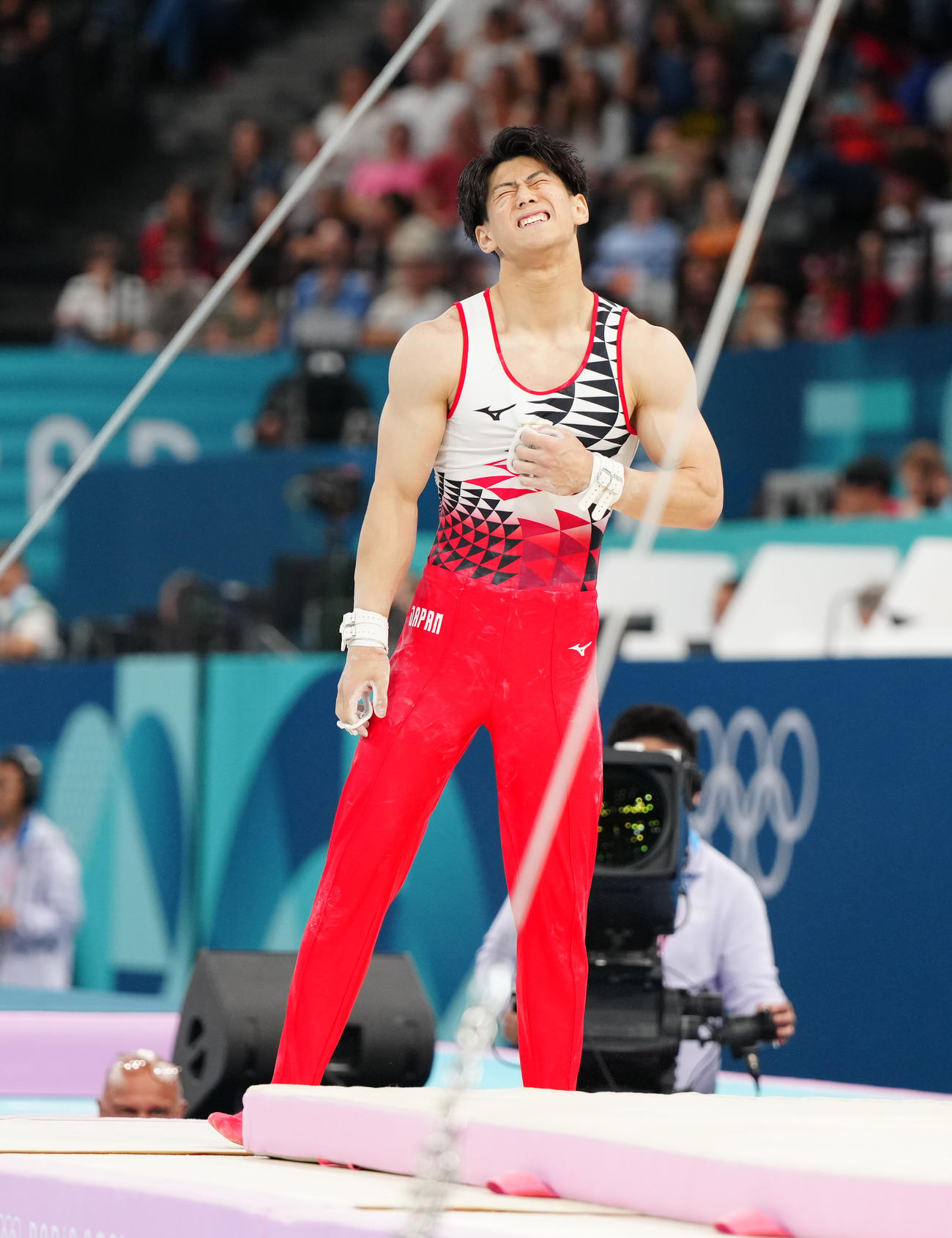 体操男子予選の鉄棒で着地に失敗した橋本（撮影・江口和貴）