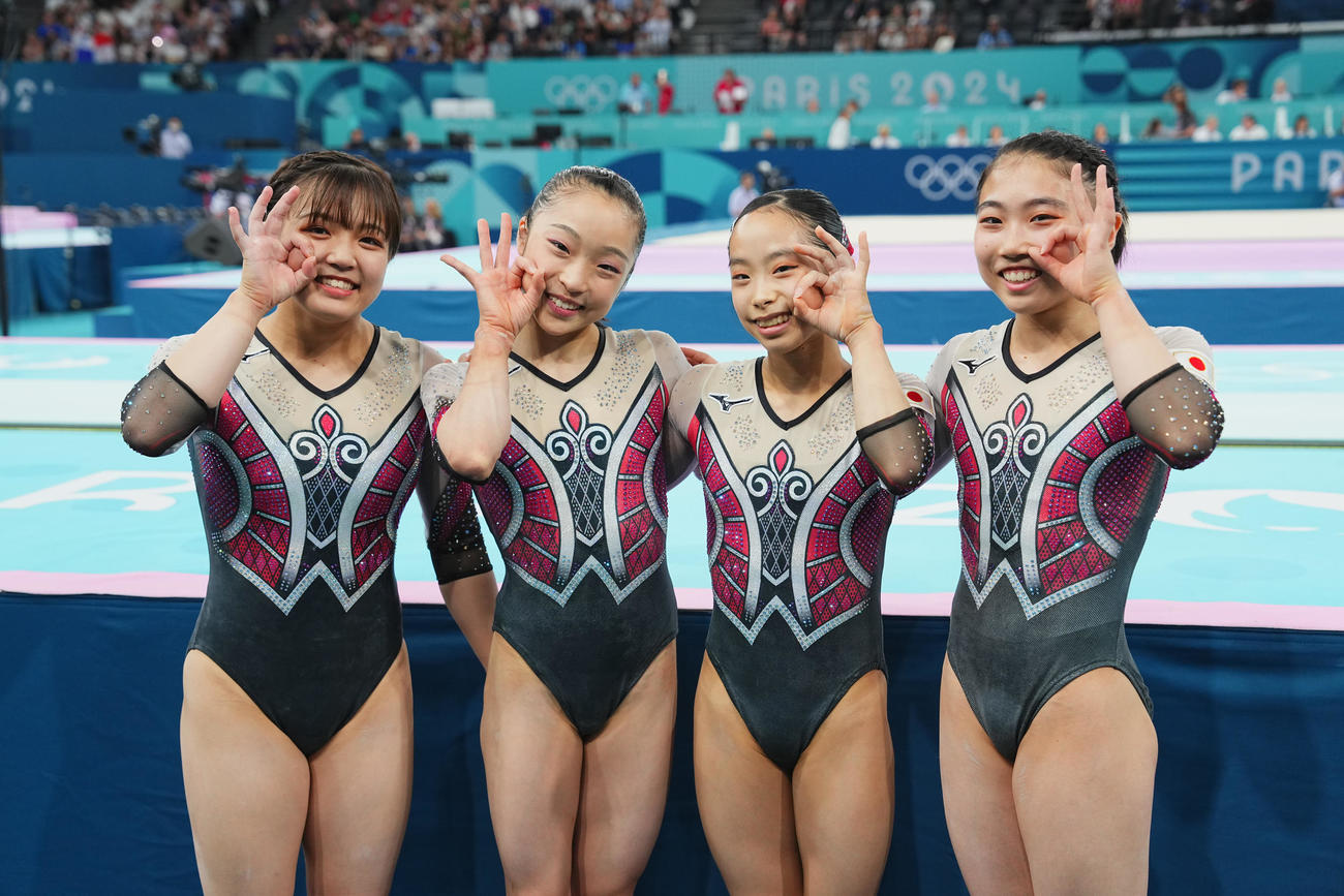 体操女子団体予選、決勝進出を決め笑顔でポーズを決める、左から牛奥、岡村、中村、岸（撮影・垰建太）