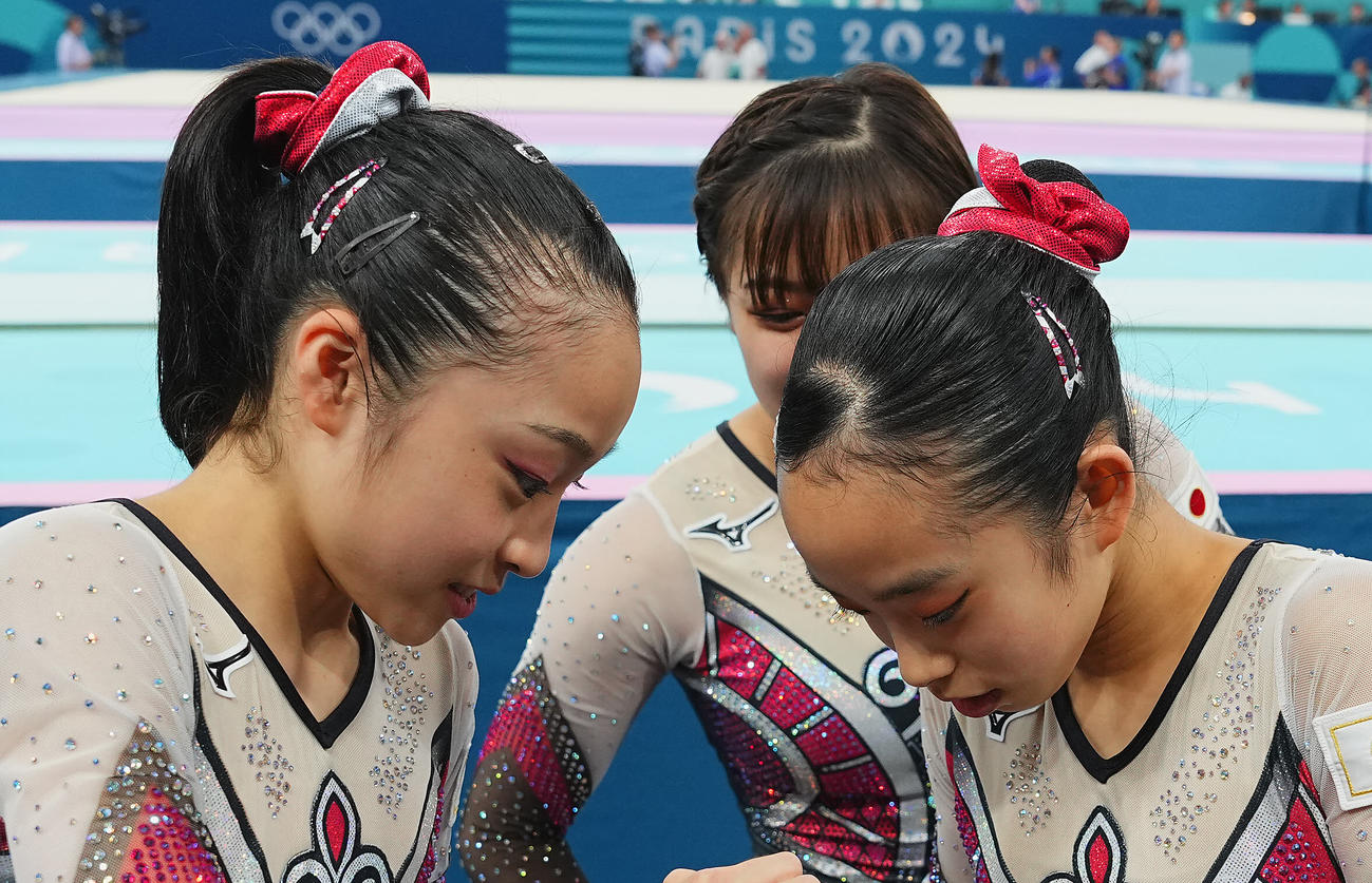 体操女子団体予選、おそろいのヘアピンを着ける岡村（左）、中村（右）ら日本の選手たち（撮影・垰建太）