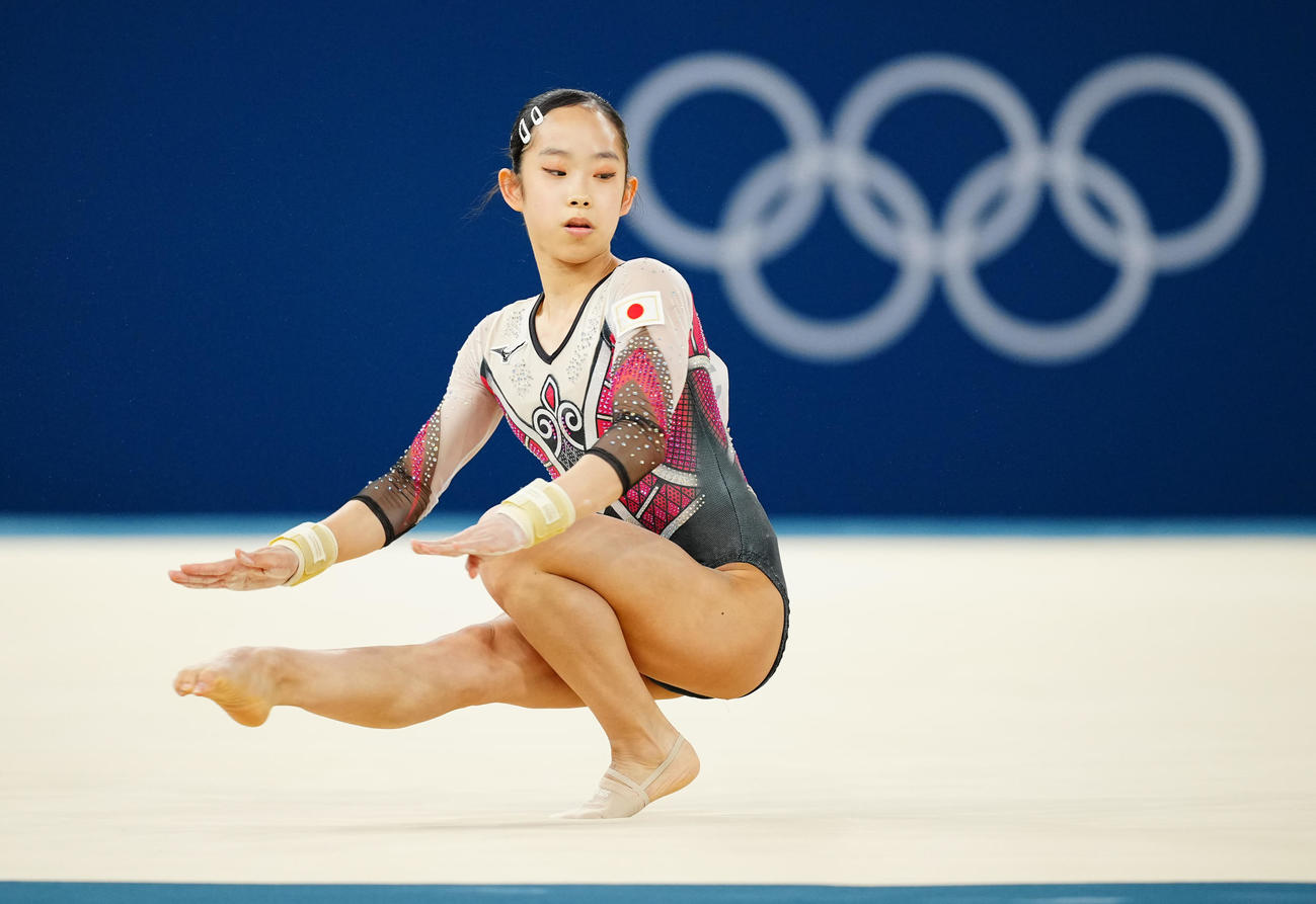 体操女子団体予選、ゆかの演技をする中村（撮影・垰建太）