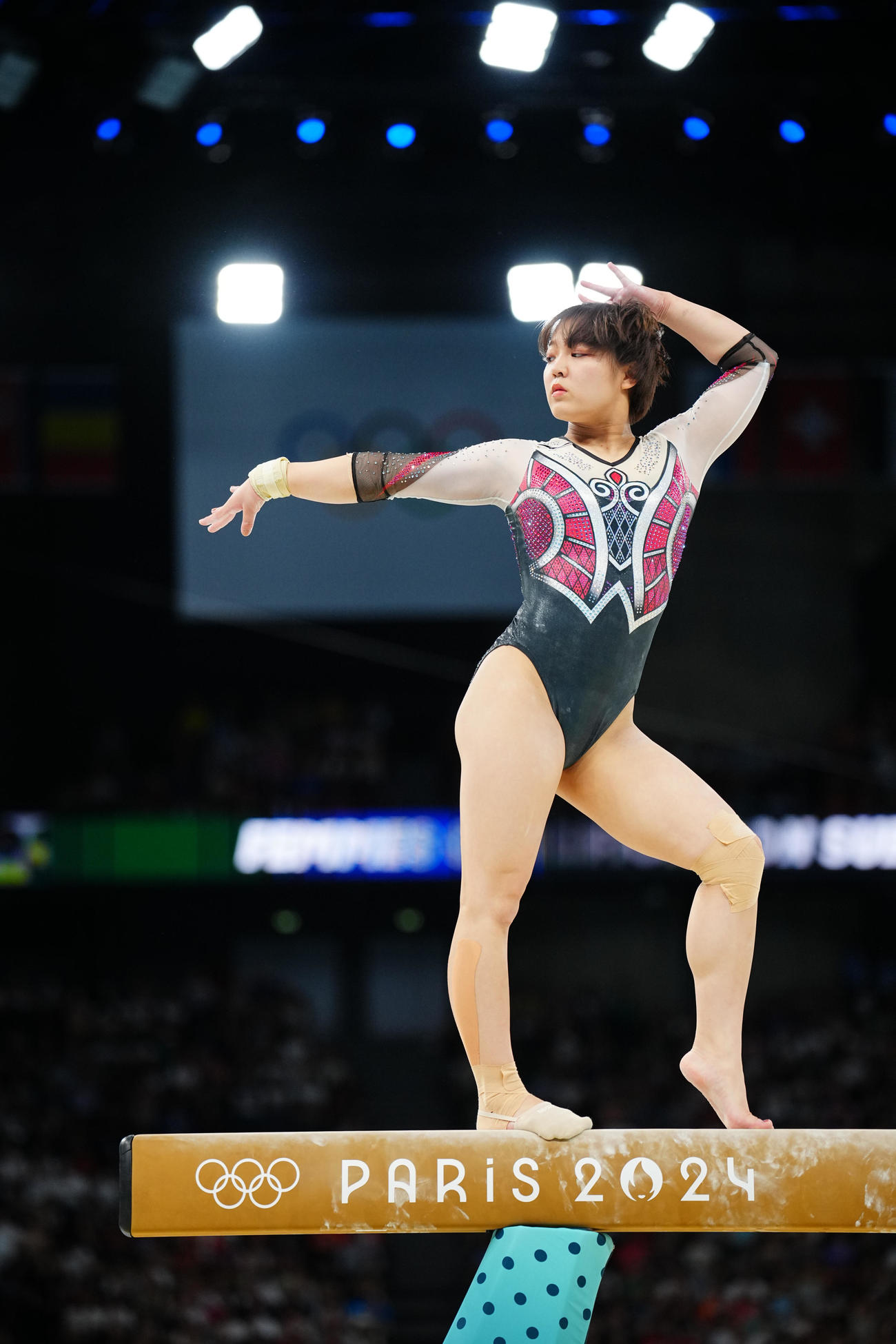 体操女子団体予選、平均台の演技をする牛奥（撮影・垰建太）