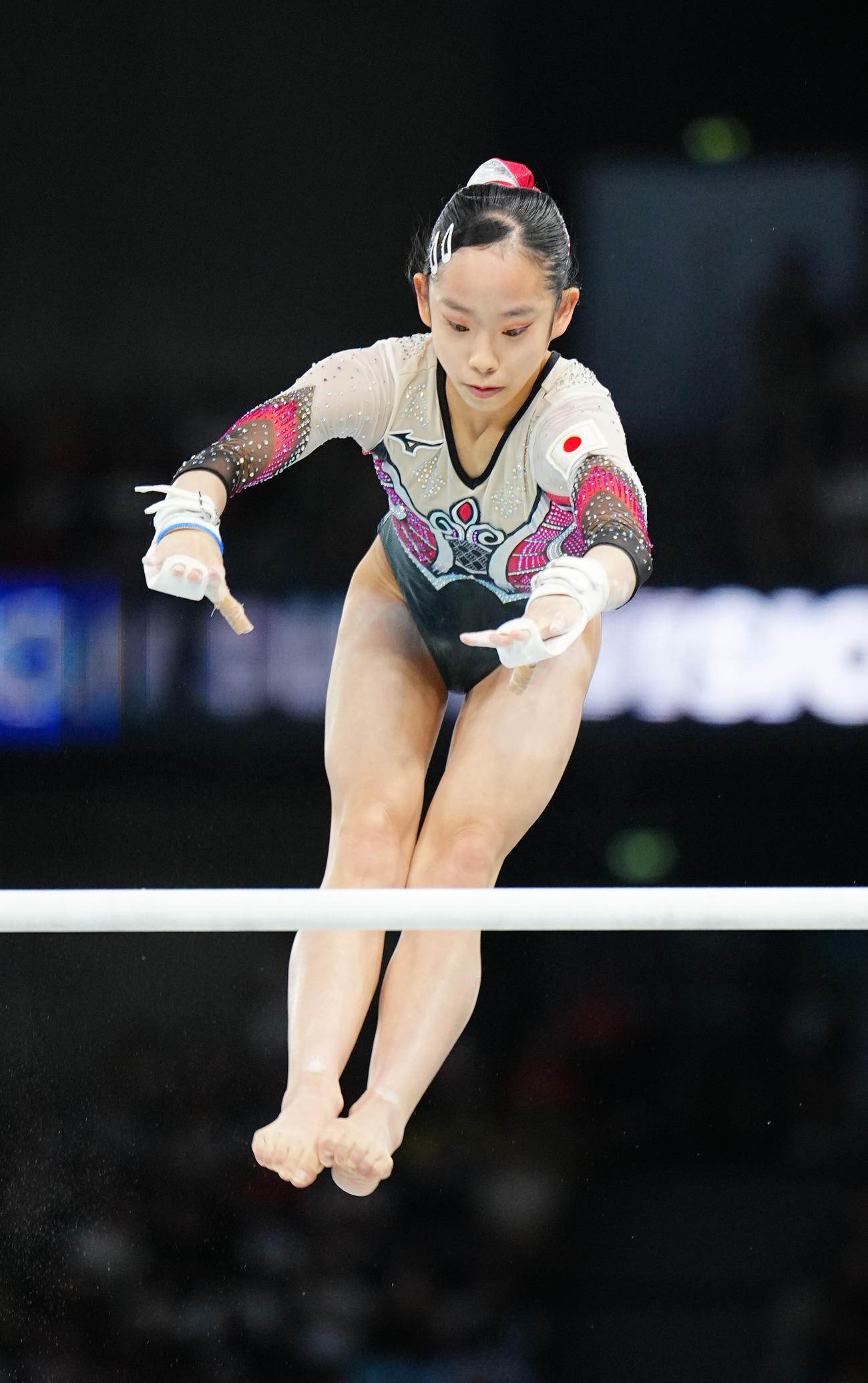 体操女子団体予選、段違い平行棒の演技をする中村遥香（撮影・垰建太）