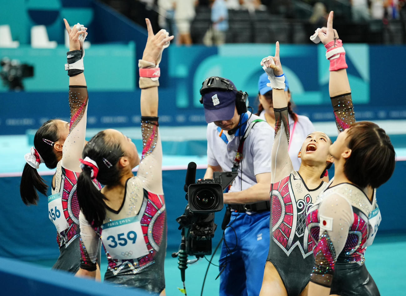 体操女子団体予選、演技前に円陣を組む日本の選手たち（撮影・垰建太）