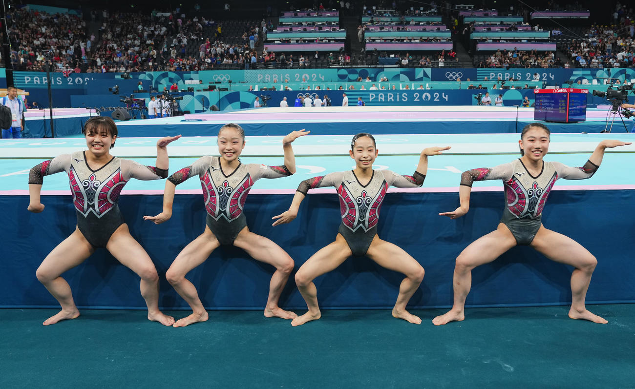 体操女子団体予選、決勝進出を決め笑顔でポーズを決める、左から牛奥、岡村、中村、岸（撮影・垰建太）