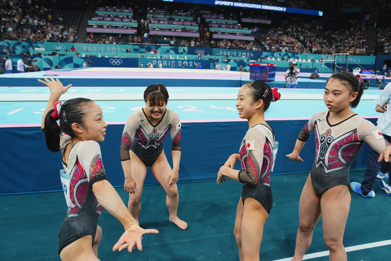 体操女子団体予選、全種目を終え笑顔を見せる日本の選手たち。左から岡村、牛奥、中村、岸（撮影・垰建太）
