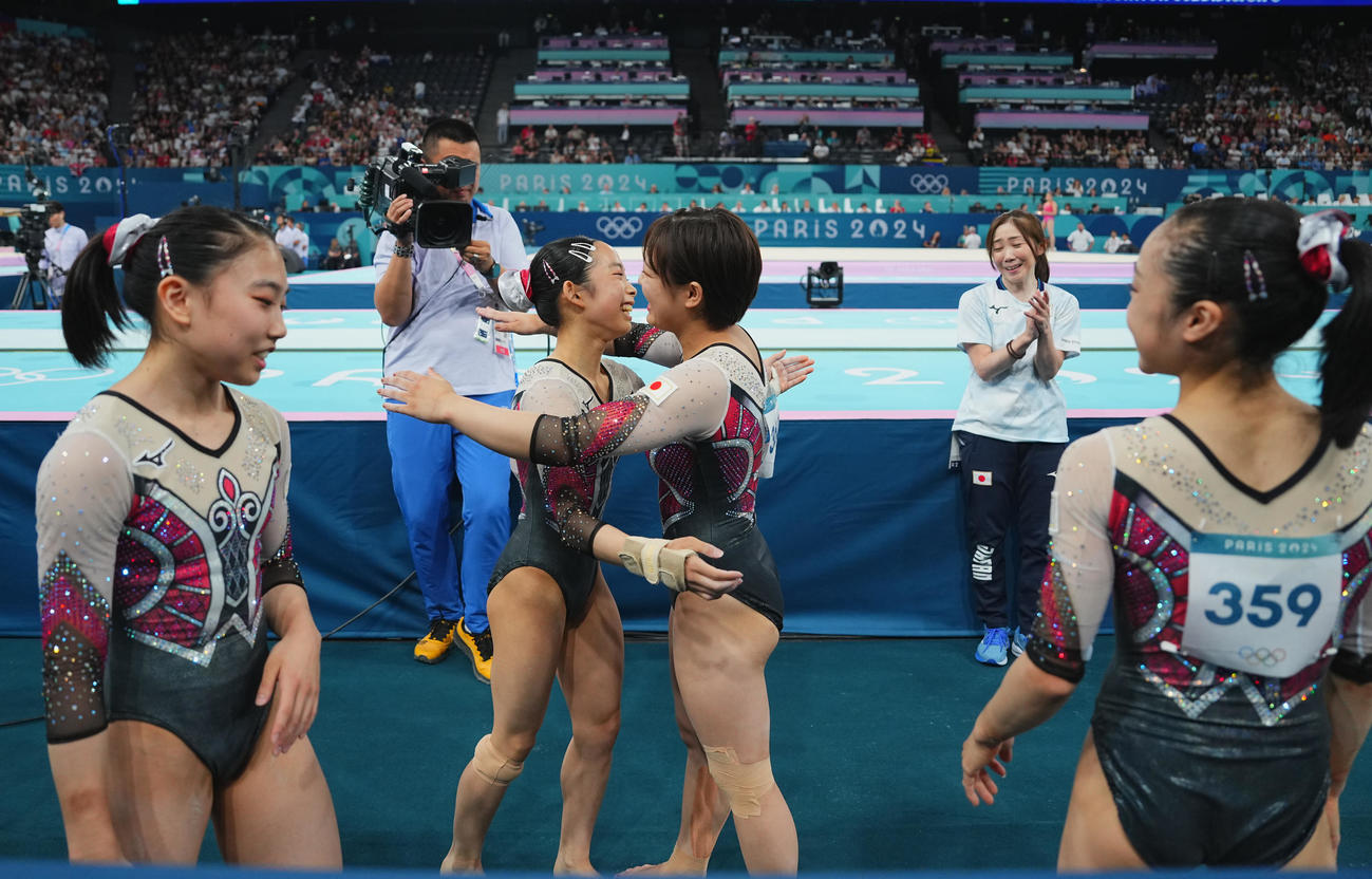 体操女子団体予選、全種目を終え笑顔で健闘をたたえ合う日本の選手たち（撮影・垰建太）
