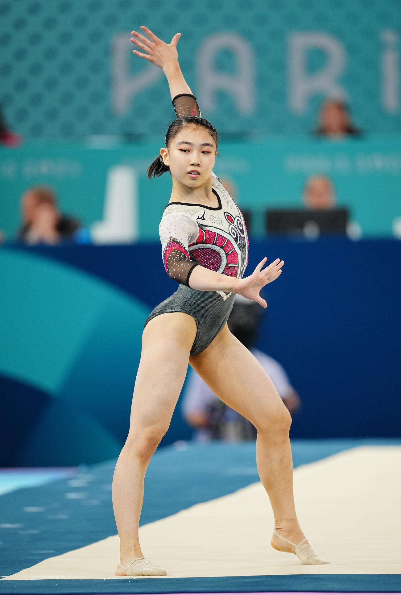 体操女子団体予選、ゆかの演技をする岸（撮影・垰建太）