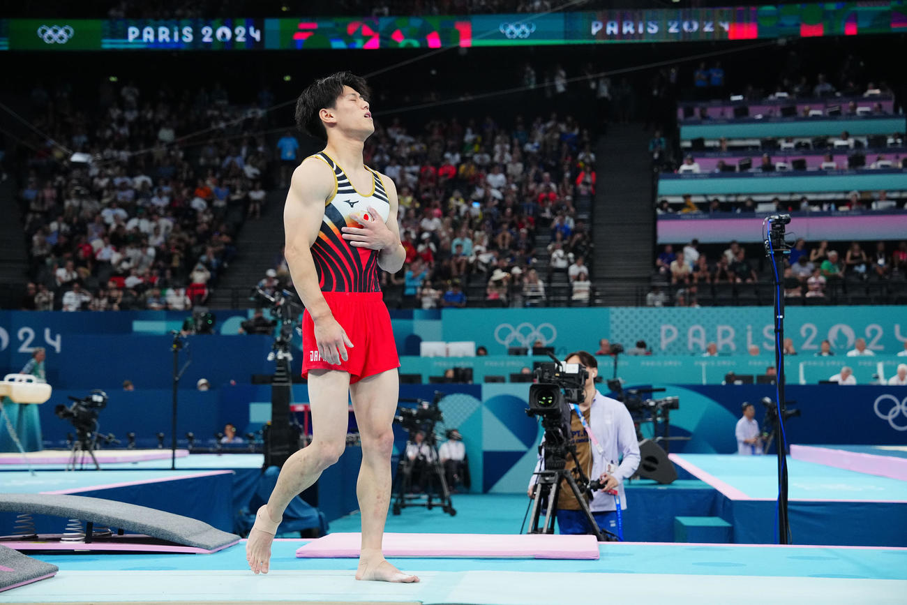 パリ五輪　体操男子団体決勝、跳馬の演技を終え胸をなでおろす橋本（撮影・垰建太）