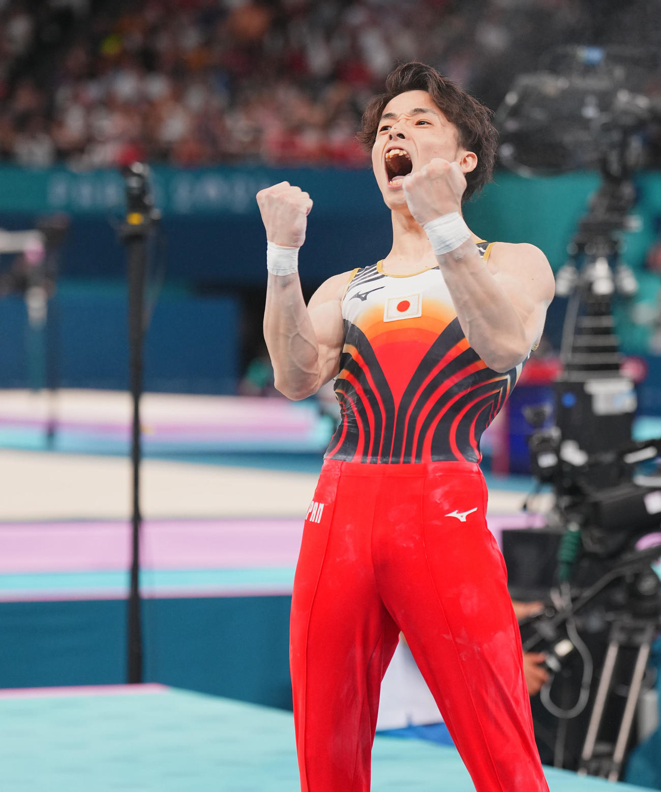 体操男子団体決勝、あん馬の演技を終えガッツポーズする杉野（撮影・垰建太）