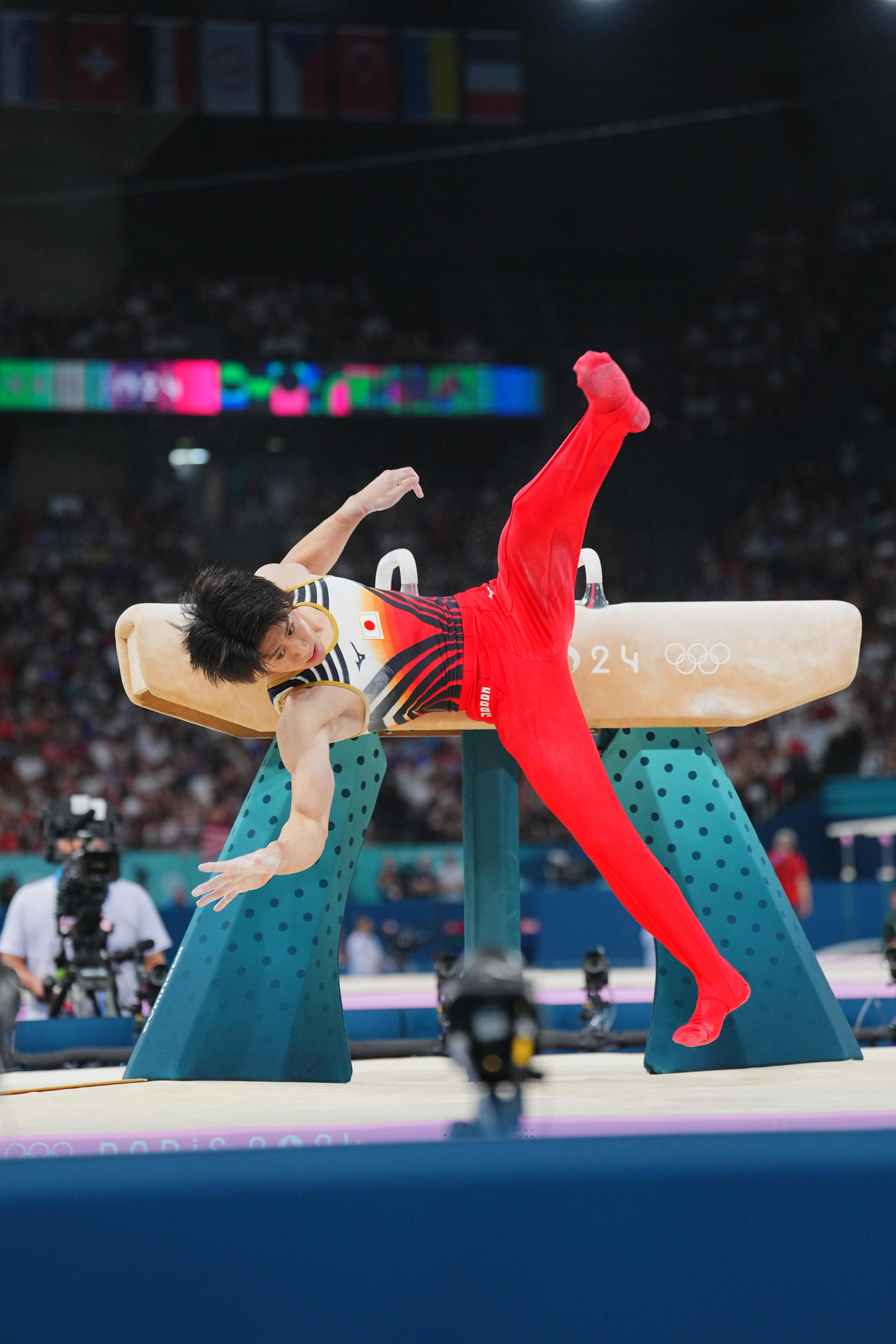 パリ五輪　体操男子団体決勝、あん馬の演技中に落下する橋本（撮影・垰建太）