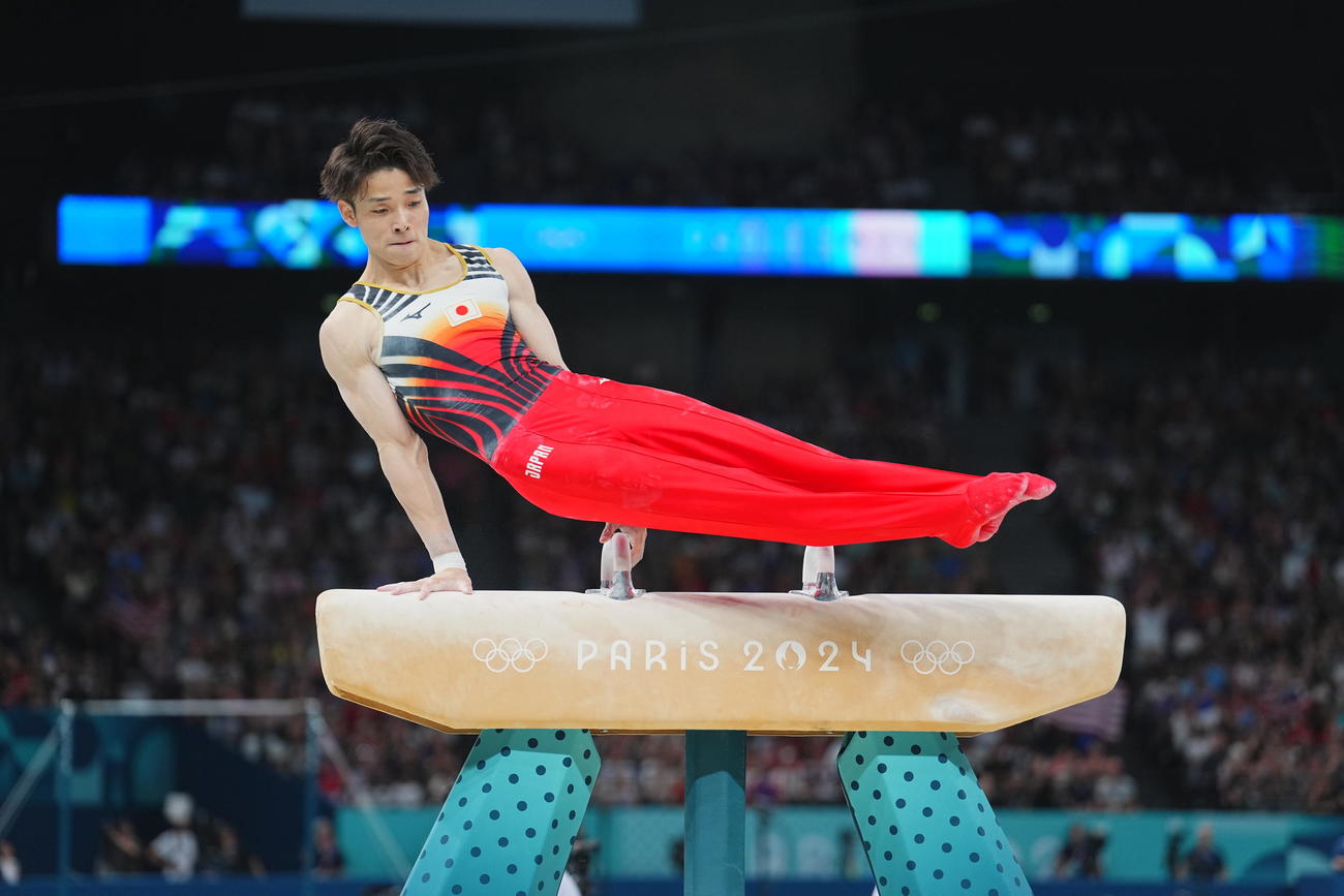 体操男子団体決勝、あんまの演技をする杉野（撮影・垰建太）