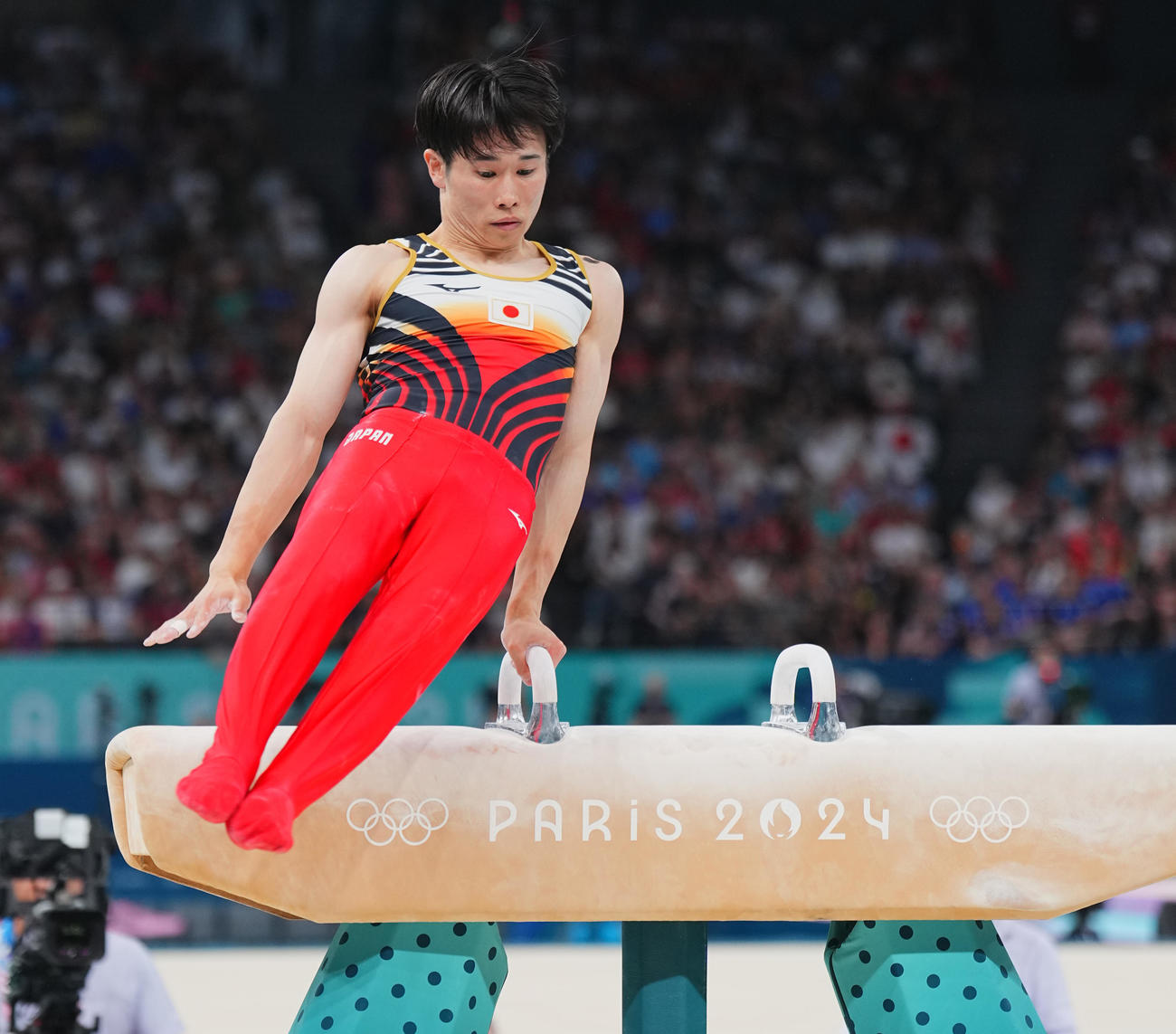 パリ五輪　体操男子団体決勝、あんまの演技をする萱（撮影・垰建太）