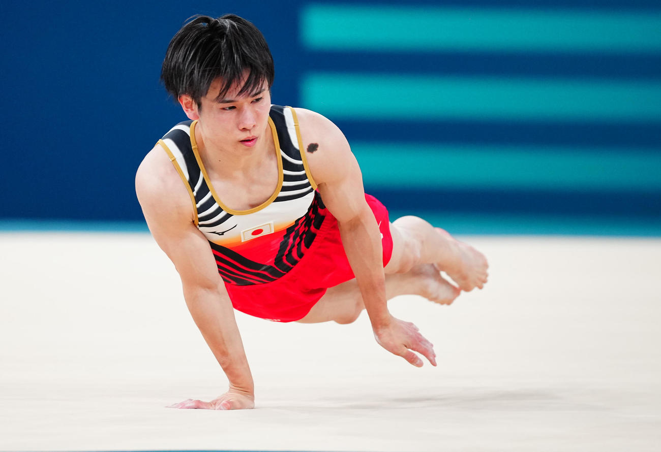 体操男子団体決勝、ゆかの演技をする萱（撮影・垰建太）