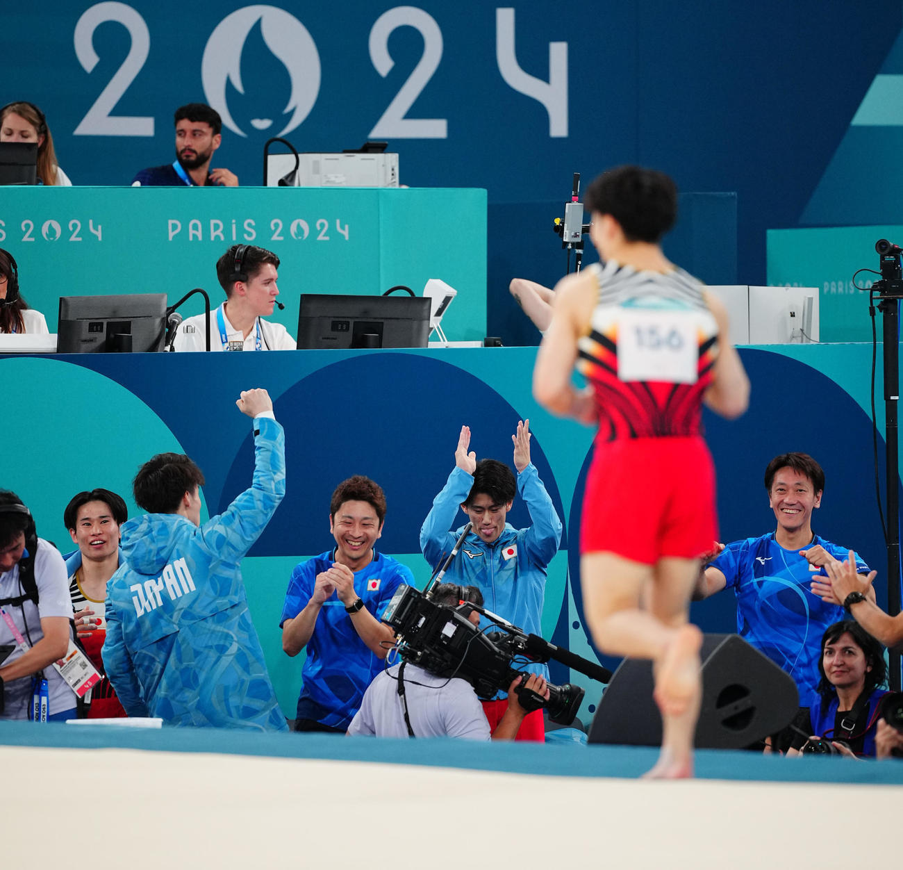体操男子団体決勝、岡のゆかの演技を見届け笑顔を見せる日本の選手たち（撮影・垰建太）