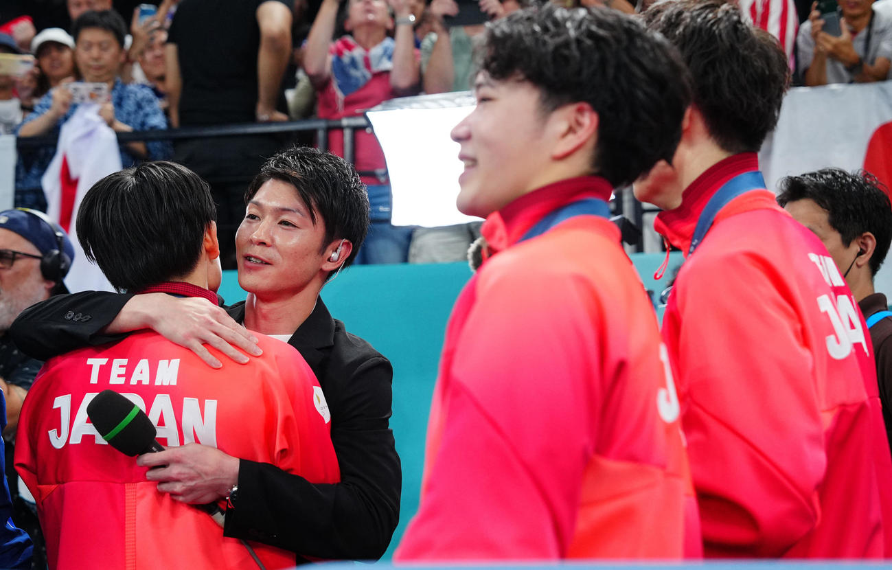 体操男子団体決勝、金メダルをとった日本の選手たちをねぎらう内村氏（撮影・垰建太）