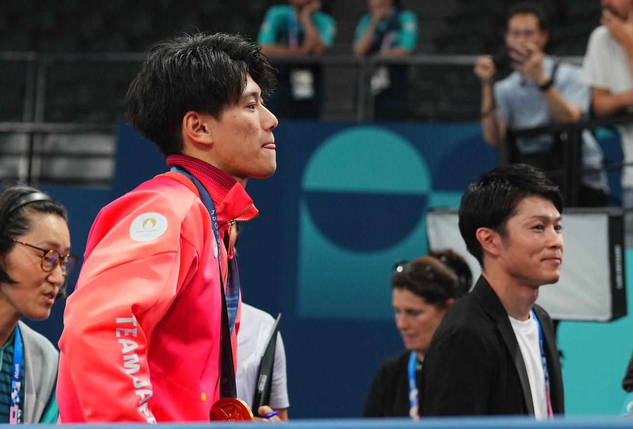 体操男子団体決勝、金メダルをとり内村氏（右）のインタビューを受ける橋本（撮影・垰建太）