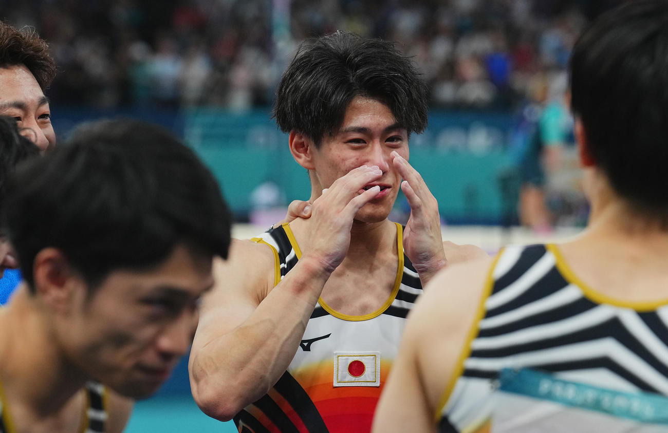 体操男子団体決勝、金メダルを決め目もとをぬぐう橋本（撮影・垰建太）