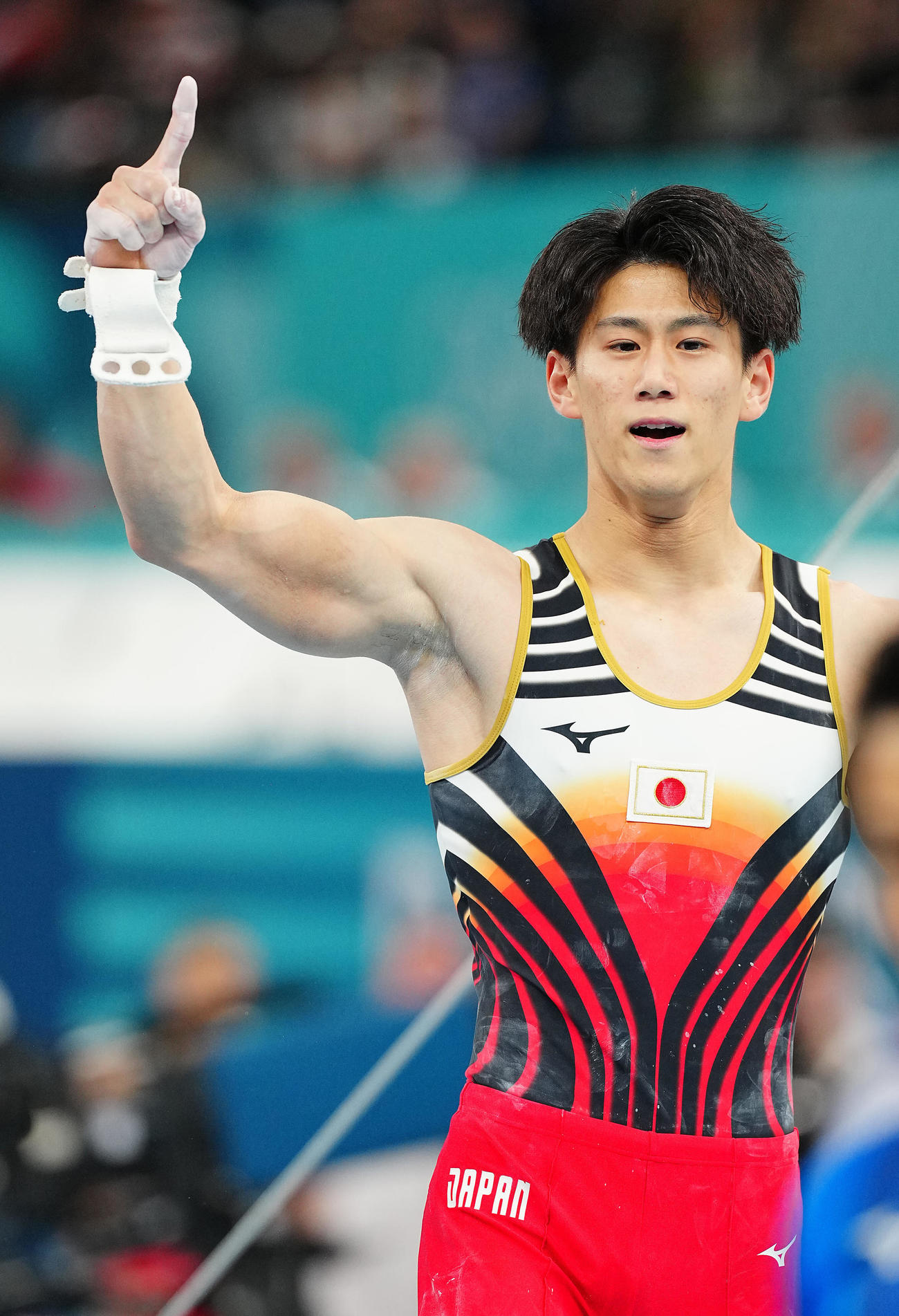 体操男子団体決勝、鉄棒で最後の着地を決め指を1本立てる橋本（撮影・垰建太）