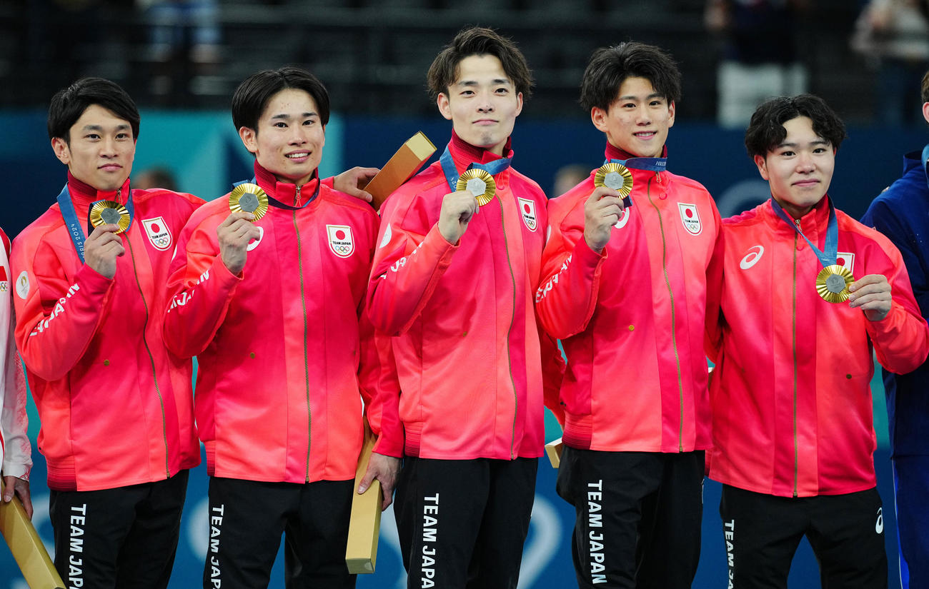 体操男子団体決勝、金メダルを手にする日本の選手たち。左から谷川、萱、杉野、橋本、岡（撮影・垰建太）