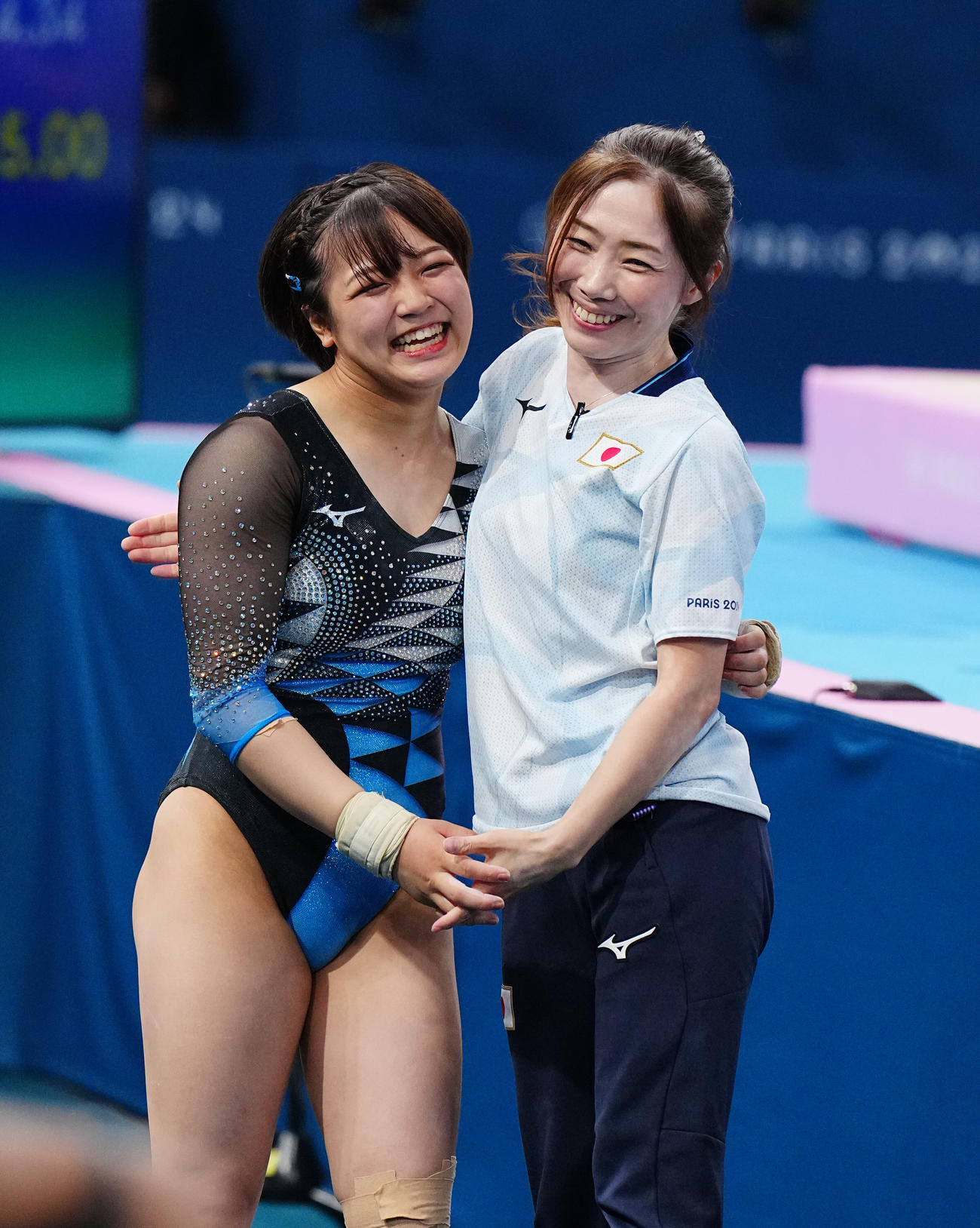 パリ五輪　体操女子団体決勝、跳馬の演技を終え笑顔を見せる牛奥（左）（撮影・垰建太）