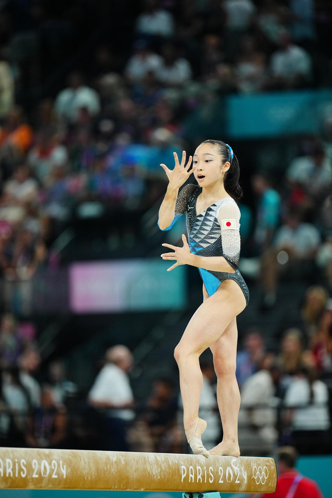 体操女子団体決勝、平均台の演技をする岡村（撮影・垰建太）