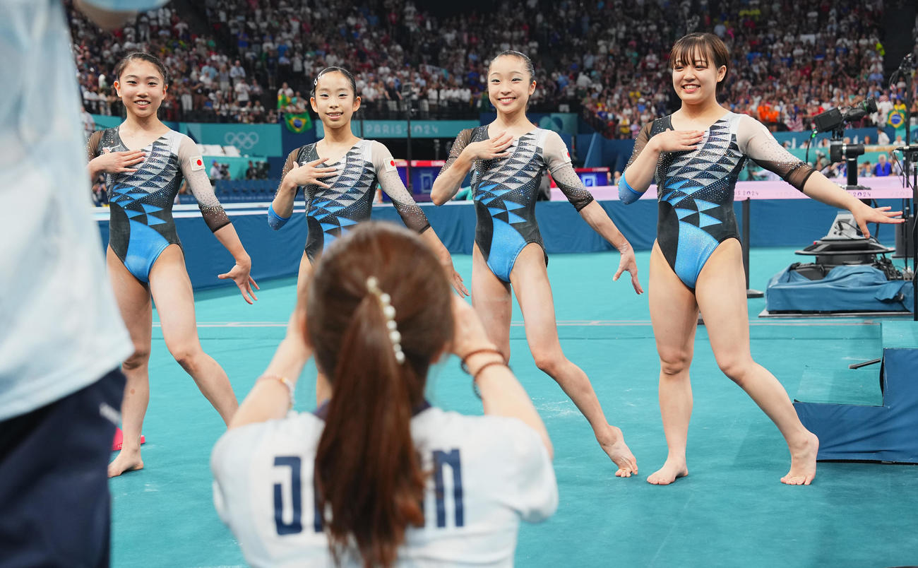 体操女子団体決勝、全種目を終え記念写真に納まる日本の選手たち。左から岸、中村、岡村、牛奥（撮影・垰建太）
