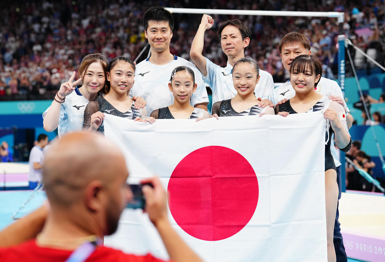 パリ五輪　体操女子団体決勝、全種目を終えともに記念写真に納まる日本の選手、関係者たち。前列左から豊島コーチ、岸、中村、岡村、牛奥（撮影・垰建太）