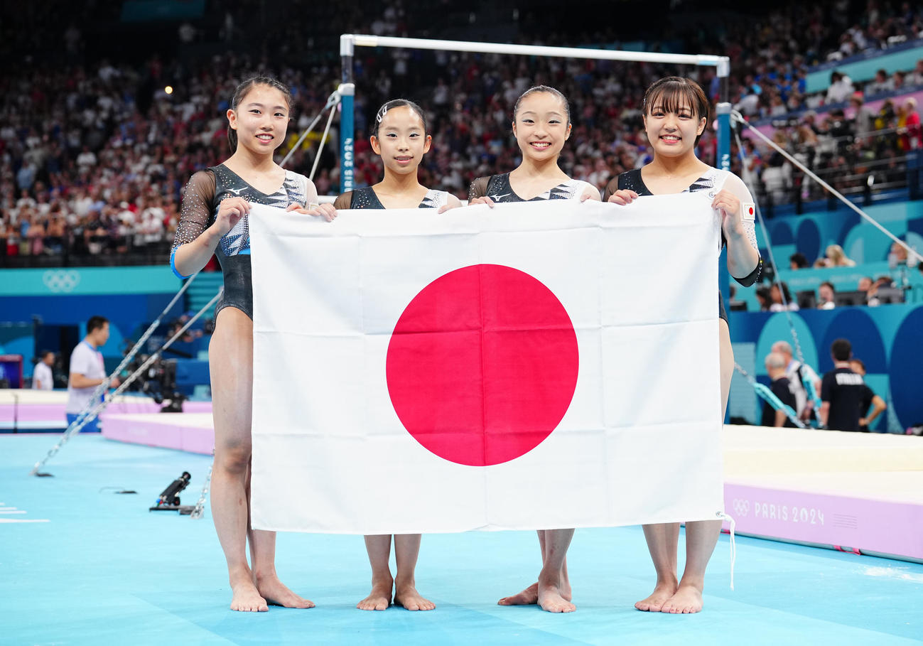 体操女子団体決勝、全種目を終えともに記念写真に納まる日本の選手たち。左から岸、中村、岡村、牛奥（撮影・垰建太）