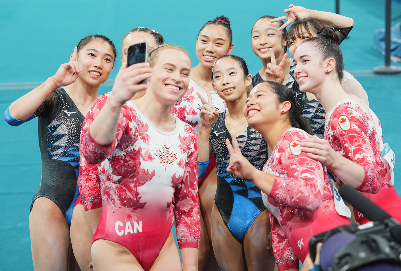 体操女子団体決勝、全種目を終えともに記念写真に納まる日本とカナダの選手たち（撮影・垰建太）