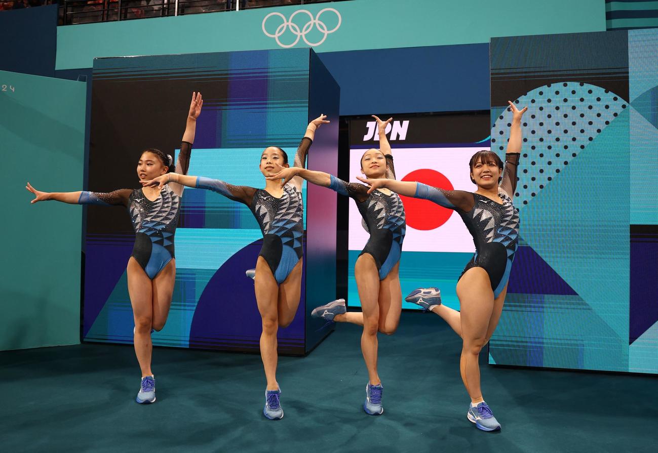 体操女子団体決勝、入場時にポーズを決める日本の選手たち（ロイター）