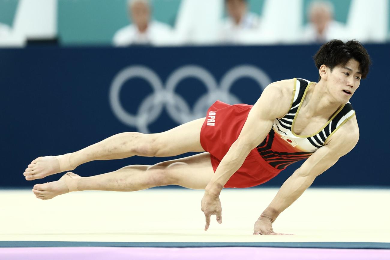 男子個人総合決勝　ゆかの演技に臨む橋本（撮影・河田真司）