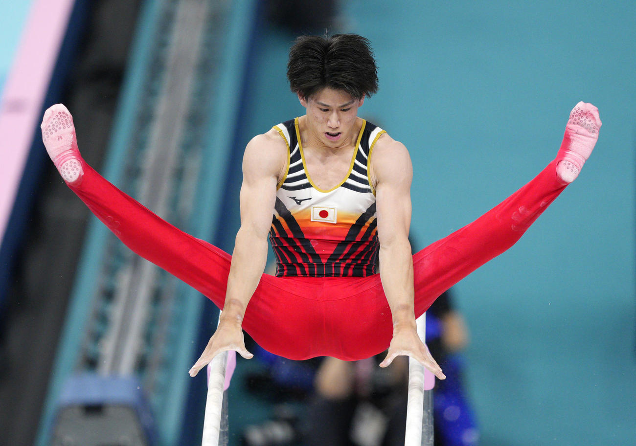 男子個人総合決勝　橋本大輝の平行棒（共同）