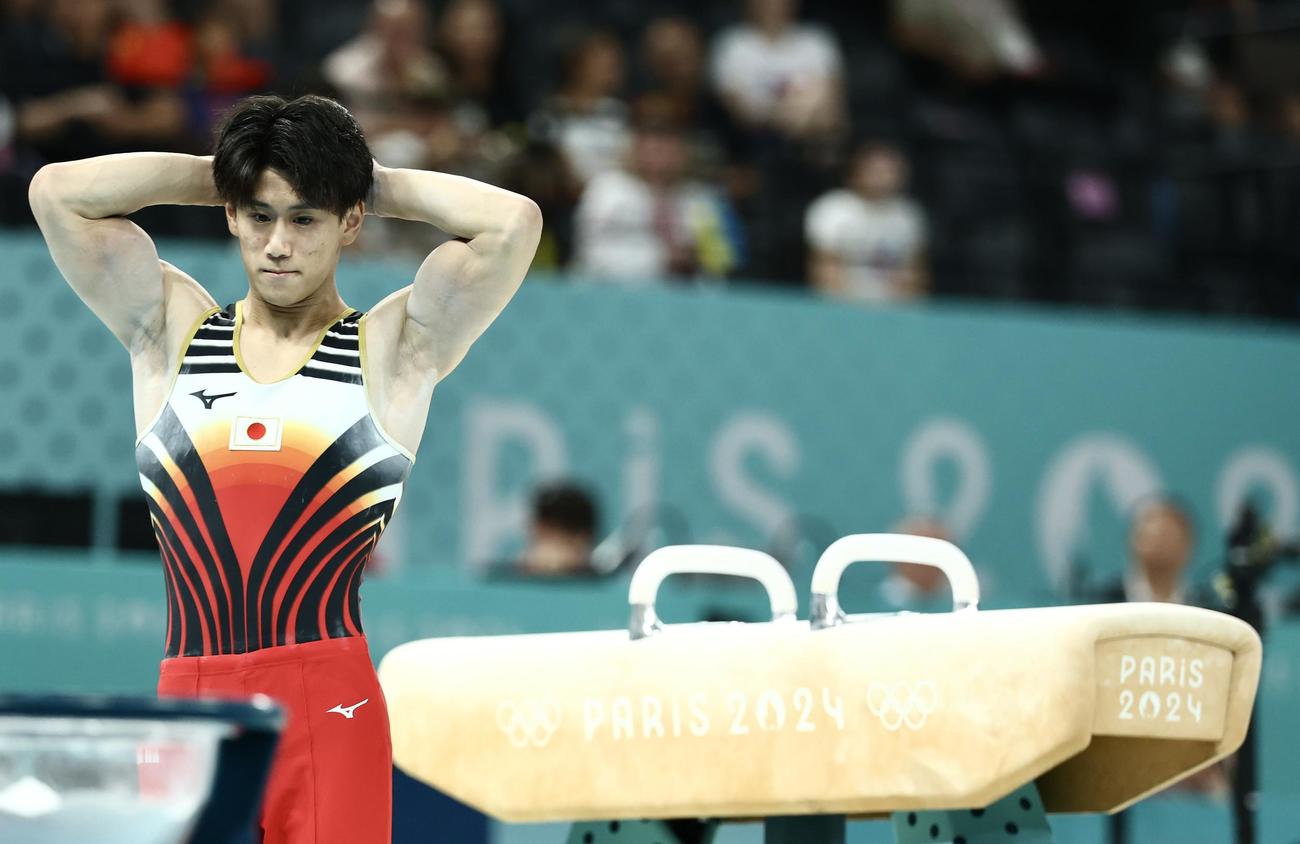 男子個人総合決勝　あん馬の演技でバランスを崩し、頭を抱える橋本（撮影・河田真司）