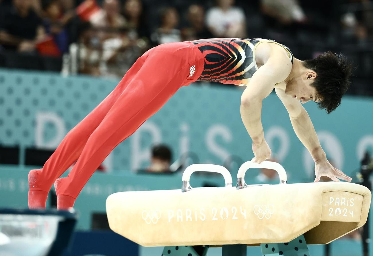 男子個人総合決勝　あん馬の演技でバランスを崩す橋本（撮影・河田真司）