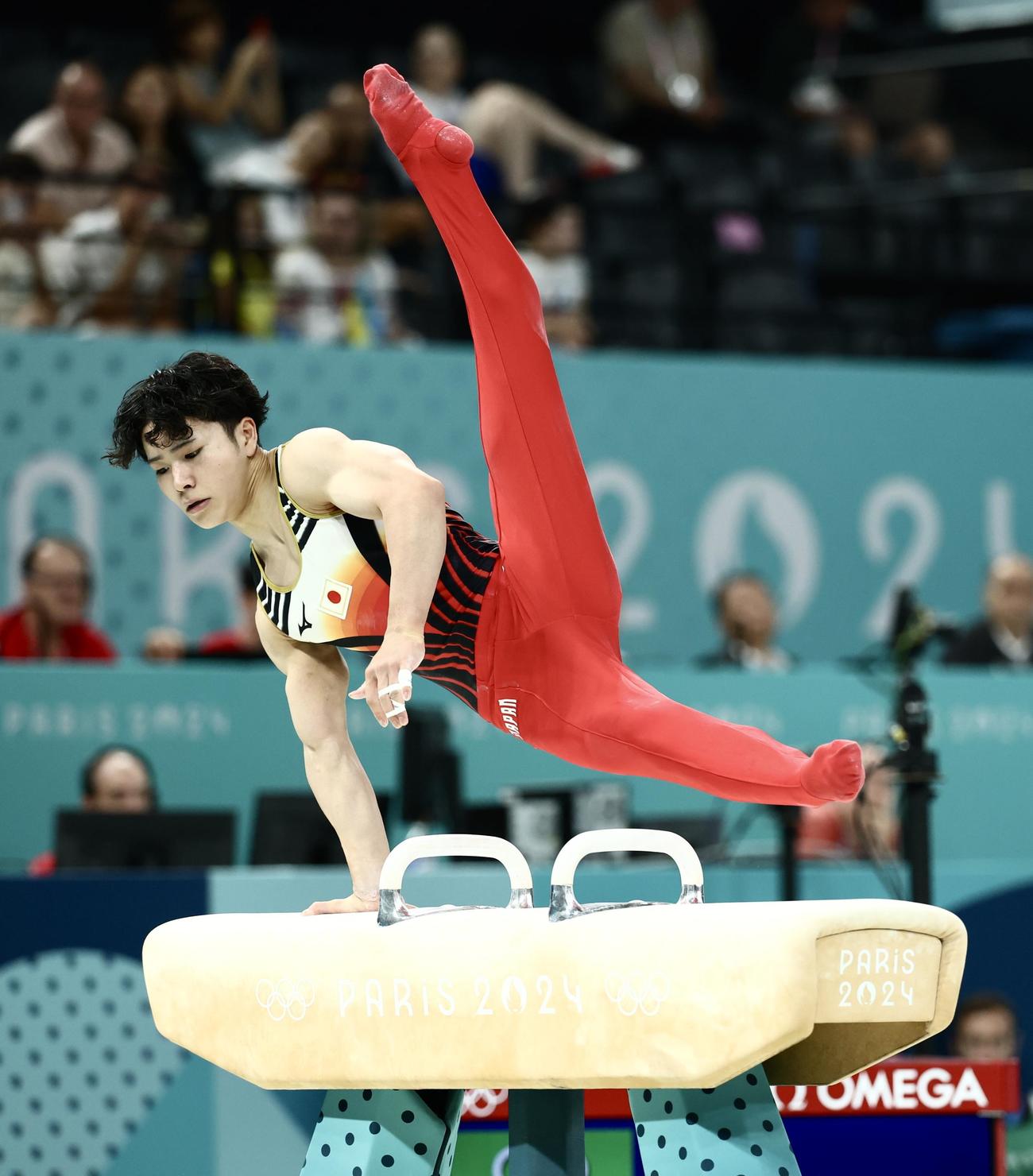 男子個人総合決勝　あん馬の演技に臨む岡（撮影・河田真司）