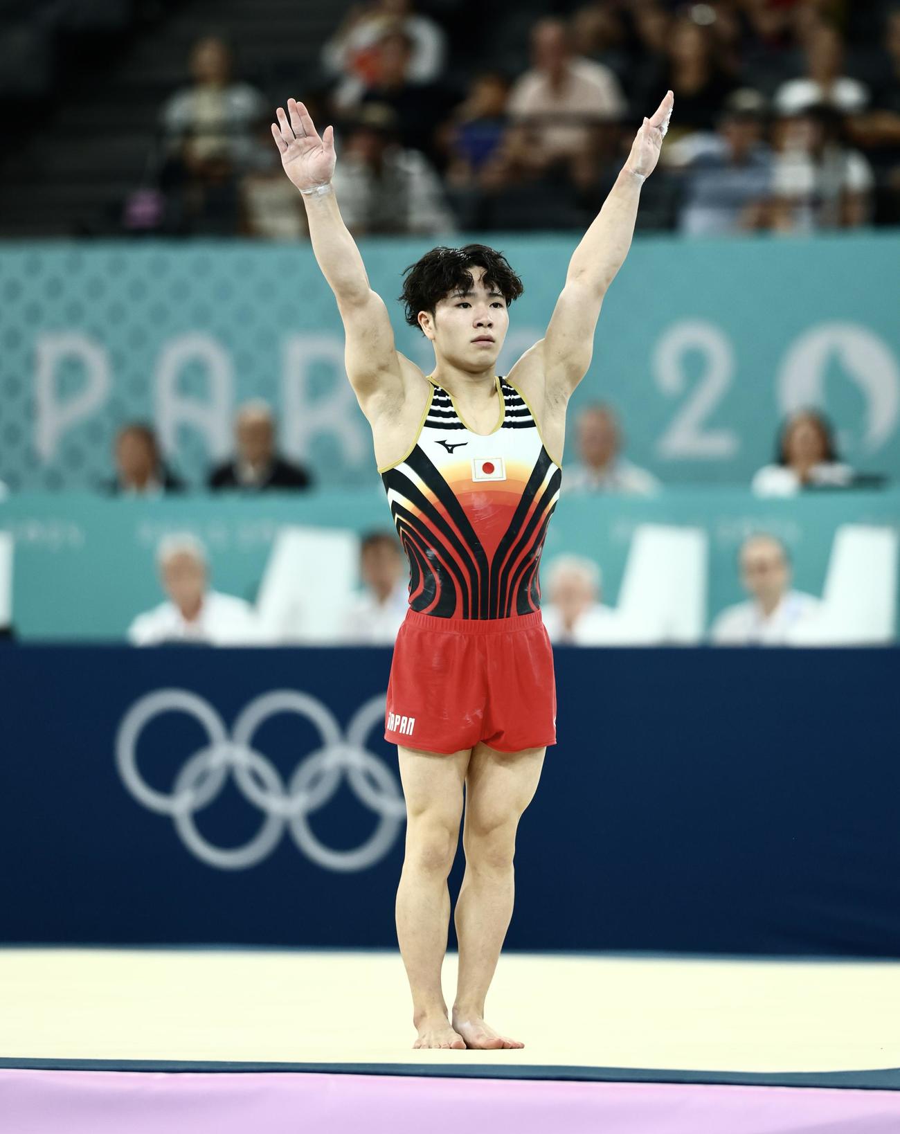 男子個人総合決勝　ゆかの演技に臨む岡（撮影・河田真司）