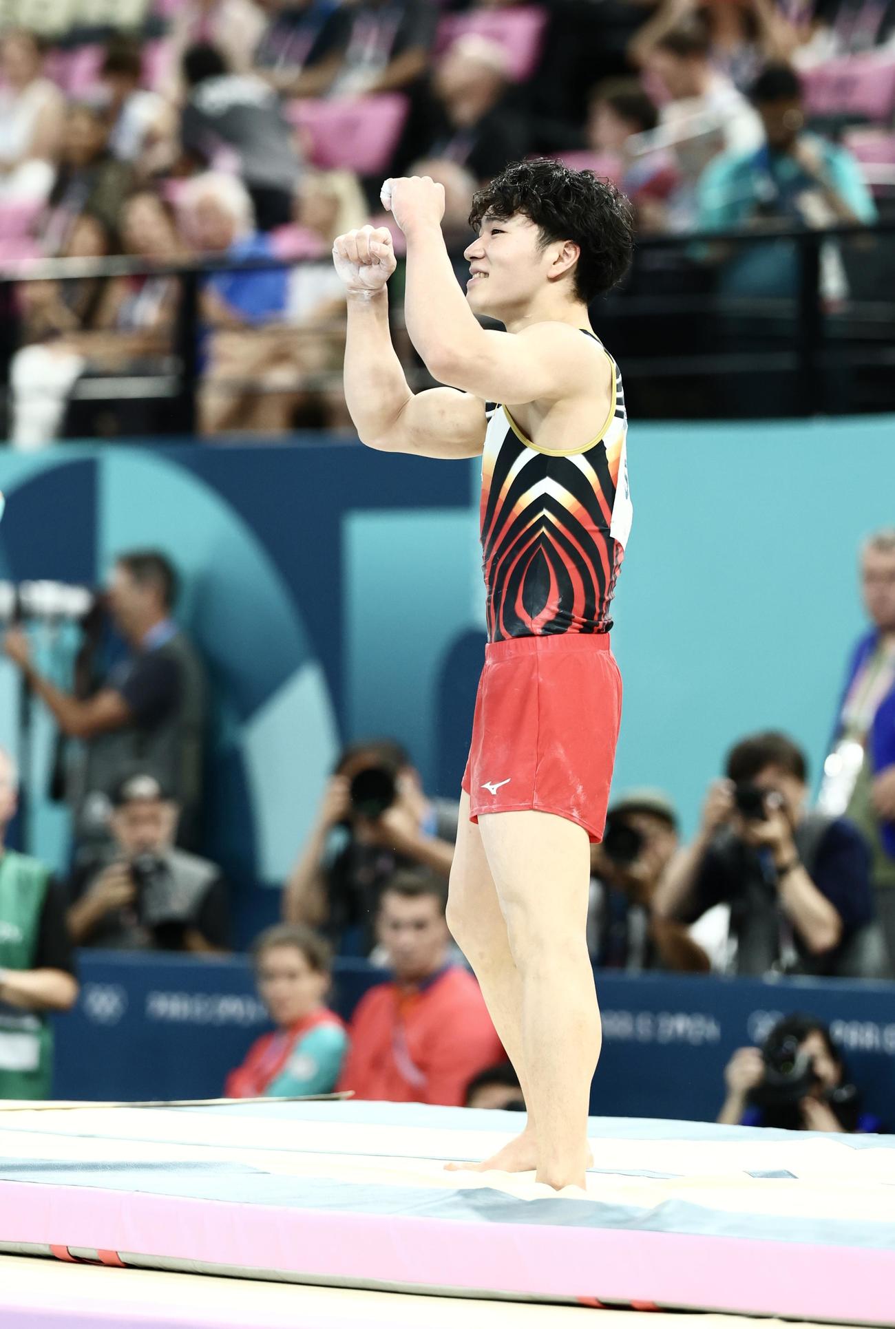 男子個人総合決勝　跳馬の演技を終えガッツポーズする岡（撮影・河田真司）