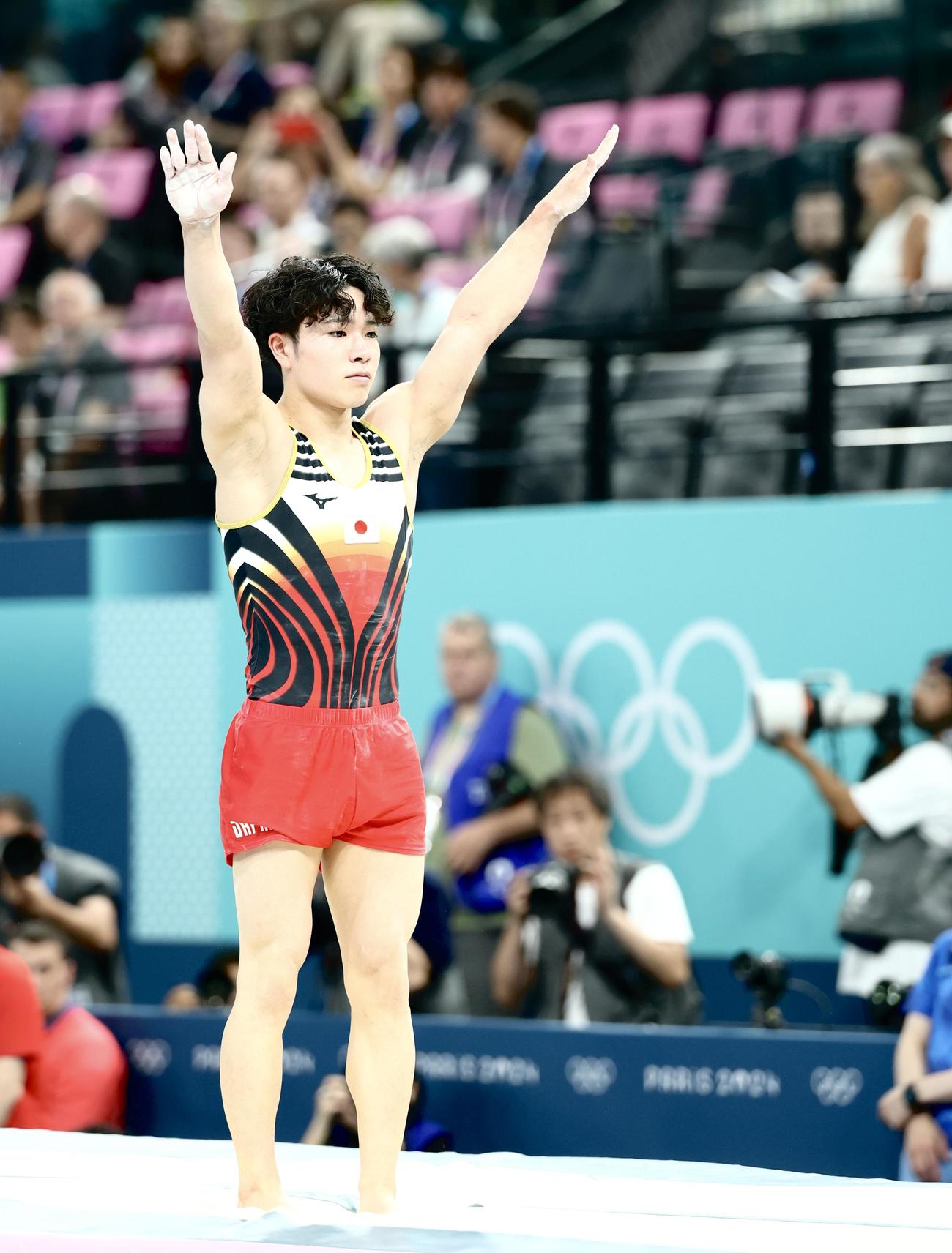 男子個人総合決勝　跳馬の演技に臨む岡（撮影・河田真司）
